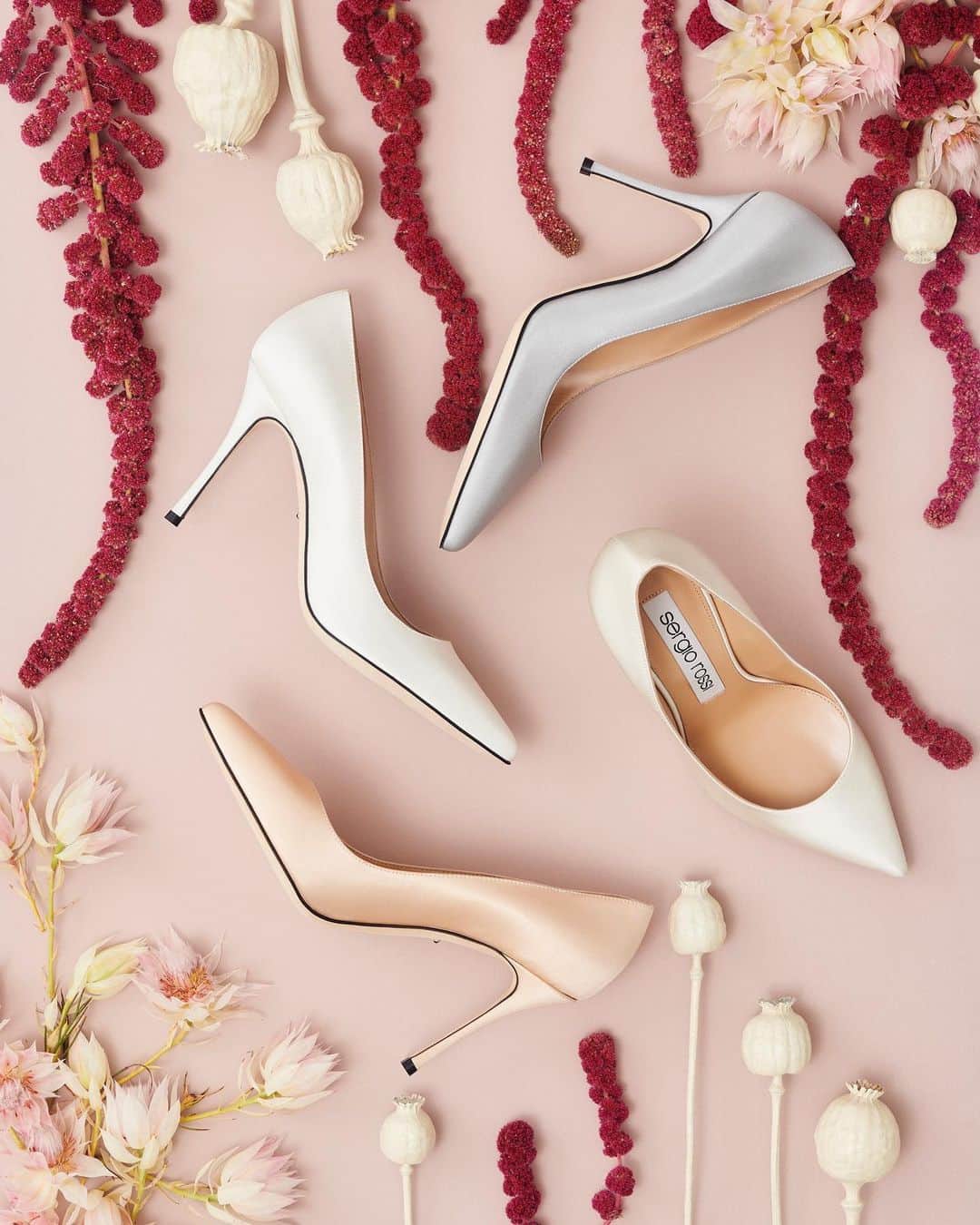 Magnolia Whiteのインスタグラム：「・ New Launch !!  ◆Sergio Rossi Bridal Collection   @sergiorossi のブライダルコレクションのお取り扱いをMAGNOLIA WHITE omotesandoにてスタートいたしました。  クラシックでタイムレスなフォルムの中に、モダンで今の時代をとらえるアクセントが息づくデザインは花嫁様の足もとをスペシャルに彩ります。  セルジオ ロッシ(Sergio Rossi)のもっともアイコニックなモデル「GODIVA」パンプスや「sr1」のスリッパ、そしてプラットフォームシューズもブライダル仕様に。 レースやサテンはもちろんのこと、ラミネートレザーやグリッターといった素材も幅広く展開し、挙式からパーティー、デスティネーションまでご使用いただけます。  花嫁様の足もとを素敵に彩るシューズをオーダーできるのは、Sergio Rossi全国直営店とMAGNOLIA WHITE omotesandoのみとなります。  MAGNOLIA WHITEでは、ドレスとあわせて世界で1足のシューズをコーディネート。 みなさまのお越しを心よりお待ちしております。」