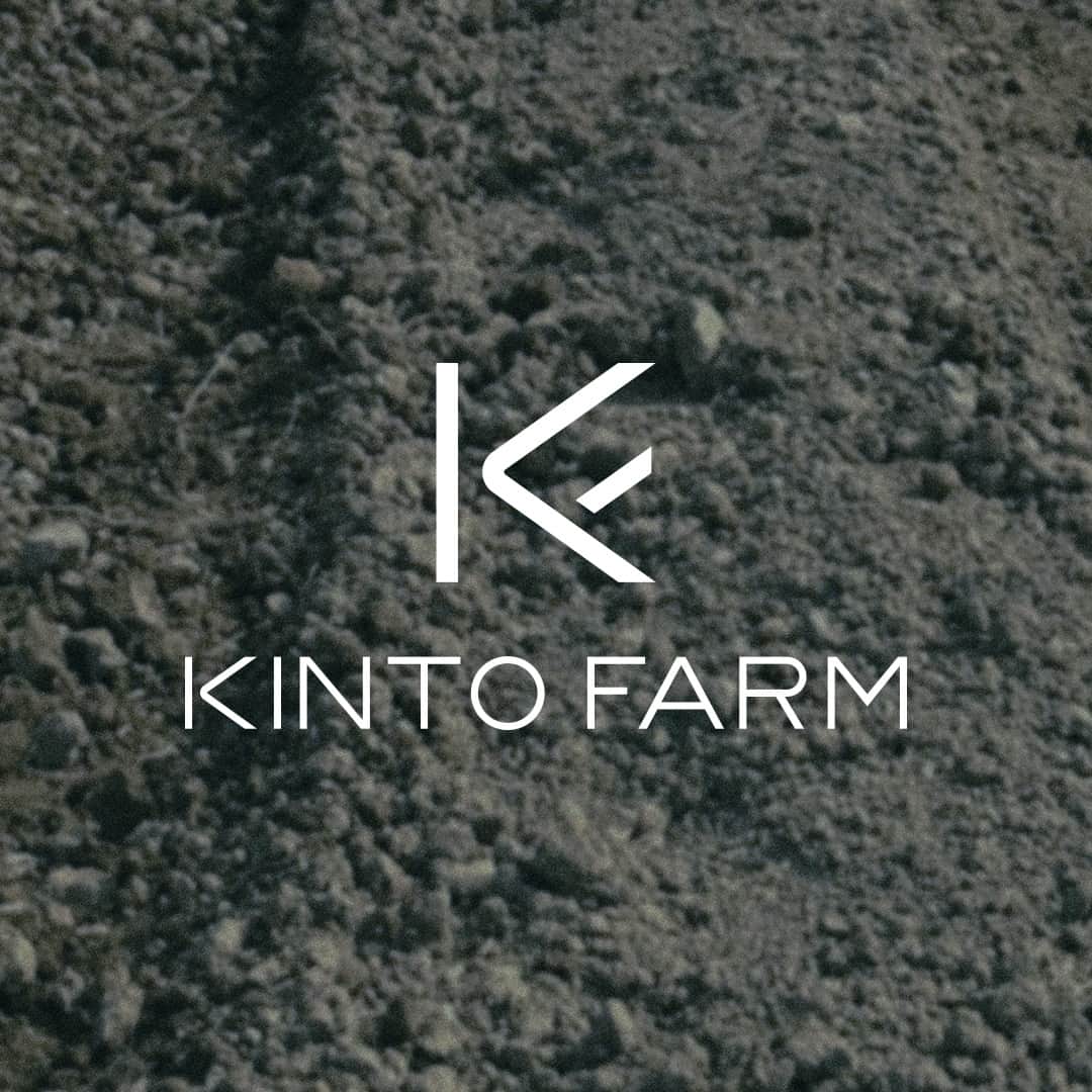 のインスタグラム：「【KINTO FARM】KINTO本社から歩いて数分先、ブランドのルーツがある滋賀県・彦根市にて、新たな取り組みがスタートしました。⁠ ⁠ 「自然を感じ、植物を育て、旬を愉しむ」⁠ KINTO FARMは、そんなライフスタイルを見出していく、きっかけづくりを目指すファームです。⁠ ⁠ 土づくりや、種まき、収穫したものを愉しむ過程。その中で、自然や地域の循環を学ぶこと。⁠ 一つ一つの体感を大切に、KINTO FARMから、こころ豊かな日常のきっかけを届けていきたいと思います。⁠ ⁠ 詳しい取り組みについては、今後SNSでもシェアをしていく予定です。よろしければフォローください。⁠ @kintojapan⁠ ⁠ ---⁠ Close to the KINTO headquarters in Shiga prefecture, where the brand takes root, a new project is sprouting.⁠ ⁠ KINTO FARM is a new field for the brand and its members to further explore a lifestyle with a sense of connection to nature, the seasons, and community.⁠ ⁠ From working with the soil, planting, harvesting, and learning more about the land and its processes, we hope to learn and share further inspiration for daily moments of enrichment.⁠ ⁠ —Immerse in nature, and embrace the flow of seasons.⁠ Please stay tuned for more details and updates from our farm. ⁠ @kintojapan⁠ ⁠ Project collaborator & special thanks: @uenohara_herb_garden⁠ .⁠ .⁠ .⁠ #kinto #キントー #kintofarm」