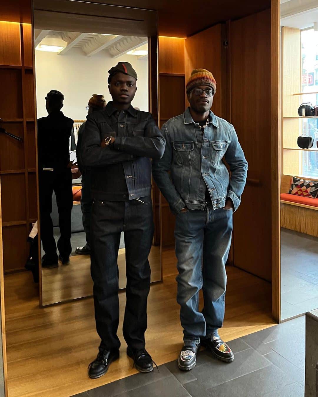 アーペーセーのインスタグラム：「A.P.C. friends in their denim uniforms.   #APCParis #APCDenim」