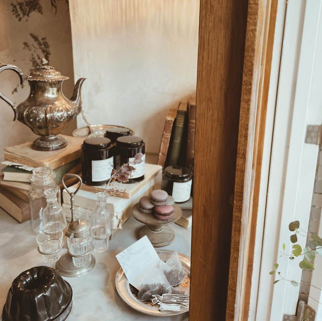 yuiのインスタグラム：「pâtisserie grenier🫶🏼  先日もちらっと行ってきた♡ パリのアパルトマンの 屋根裏部屋みたいな店内が 素敵なお菓子屋さん♡  ここでは 自分のために買う、というよりは 誰かのために買うことの方が多くて その方が選ぶものって なんとなく慎重になる。  でもグルニエのお菓子は 添加物を使っていなかったり、 国産のフルーツにこだわっていたりと 安心できる要素が多い◎  友達が家に来てくれる時、 友達のお家へ遊びに行く時、 ミニギフトを贈りたい時などにも 度々お世話になっています🥰」