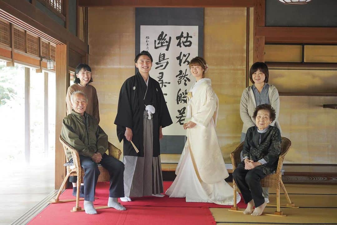 ラヴィ•ファクトリーさんのインスタグラム写真 - (ラヴィ•ファクトリーInstagram)「. 【写真で叶える結婚式】 . 日本の伝統美が感じられる場所で ご家族とのフォトウェディング。 おふたりにとっても、 ご家族にとってもかけがえのないお時間に。  . —————— ラヴィファクトリー: @niigata_laviephotography Photographer: @haruka_photoworks AREA:JAPAN,NIIGATA —————— @laviefactoryをフォローして #laviefactory #ラヴィファクトリー のハッシュタグをつけて お写真を投稿してみてくださいね✳︎ . こちらの公式IG（@laviefactory） で取り上げさせていただきます✨ . 思わず笑顔になれるハートのある 「家族写真」はラヴィクルール* >>>@laviecouleur_official . #wedding #weddingphotography #photo  #ハートのある写真 #instawedding #結婚写真 #ウェディング #ウェディングフォト #撮影指示書 #ロケーションフォト #前撮り#写真好きな人と繋がりたい #フォトウェディング #卒花 #後撮り #ウェディングニュース #前撮り小物 #前撮りフォト #前撮りアイテム #ウェディング撮影 #撮影構図 #前撮りアイディア #撮影指示書 #花嫁コーディネート #北方文化博物館 #和装 #家族フォト #和装フォト」4月26日 17時23分 - laviefactory