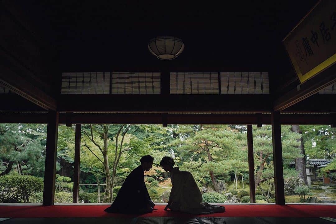 ラヴィ•ファクトリーさんのインスタグラム写真 - (ラヴィ•ファクトリーInstagram)「. 【写真で叶える結婚式】 . 日本の伝統美が感じられる場所で ご家族とのフォトウェディング。 おふたりにとっても、 ご家族にとってもかけがえのないお時間に。  . —————— ラヴィファクトリー: @niigata_laviephotography Photographer: @haruka_photoworks AREA:JAPAN,NIIGATA —————— @laviefactoryをフォローして #laviefactory #ラヴィファクトリー のハッシュタグをつけて お写真を投稿してみてくださいね✳︎ . こちらの公式IG（@laviefactory） で取り上げさせていただきます✨ . 思わず笑顔になれるハートのある 「家族写真」はラヴィクルール* >>>@laviecouleur_official . #wedding #weddingphotography #photo  #ハートのある写真 #instawedding #結婚写真 #ウェディング #ウェディングフォト #撮影指示書 #ロケーションフォト #前撮り#写真好きな人と繋がりたい #フォトウェディング #卒花 #後撮り #ウェディングニュース #前撮り小物 #前撮りフォト #前撮りアイテム #ウェディング撮影 #撮影構図 #前撮りアイディア #撮影指示書 #花嫁コーディネート #北方文化博物館 #和装 #家族フォト #和装フォト」4月26日 17時23分 - laviefactory
