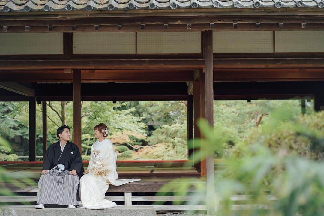 ラヴィ•ファクトリーさんのインスタグラム写真 - (ラヴィ•ファクトリーInstagram)「. 【写真で叶える結婚式】 . 日本の伝統美が感じられる場所で ご家族とのフォトウェディング。 おふたりにとっても、 ご家族にとってもかけがえのないお時間に。  . —————— ラヴィファクトリー: @niigata_laviephotography Photographer: @haruka_photoworks AREA:JAPAN,NIIGATA —————— @laviefactoryをフォローして #laviefactory #ラヴィファクトリー のハッシュタグをつけて お写真を投稿してみてくださいね✳︎ . こちらの公式IG（@laviefactory） で取り上げさせていただきます✨ . 思わず笑顔になれるハートのある 「家族写真」はラヴィクルール* >>>@laviecouleur_official . #wedding #weddingphotography #photo  #ハートのある写真 #instawedding #結婚写真 #ウェディング #ウェディングフォト #撮影指示書 #ロケーションフォト #前撮り#写真好きな人と繋がりたい #フォトウェディング #卒花 #後撮り #ウェディングニュース #前撮り小物 #前撮りフォト #前撮りアイテム #ウェディング撮影 #撮影構図 #前撮りアイディア #撮影指示書 #花嫁コーディネート #北方文化博物館 #和装 #家族フォト #和装フォト」4月26日 17時23分 - laviefactory