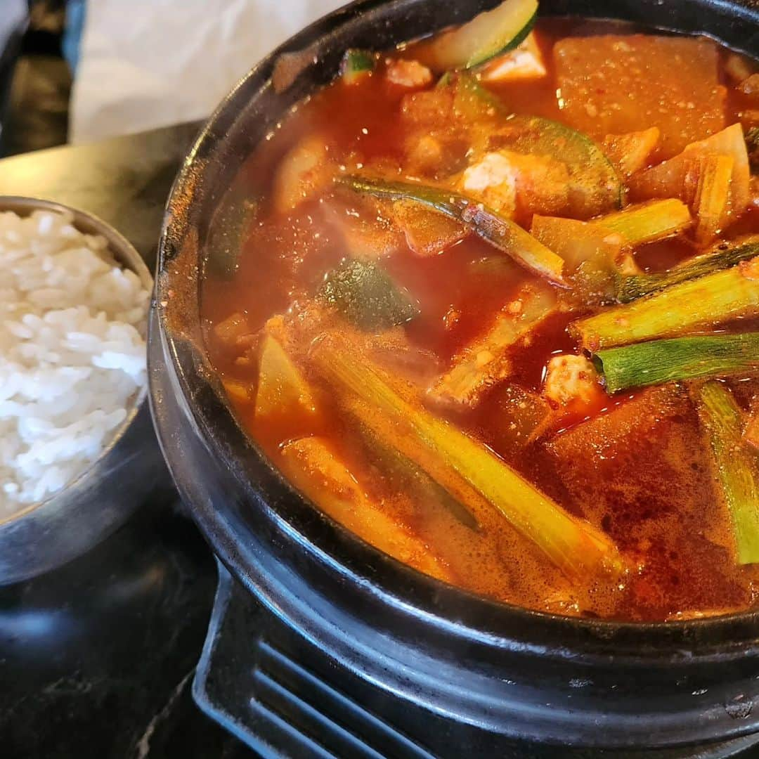 ピーターさんのインスタグラム写真 - (ピーターInstagram)「今日のlunchは、つんく♂さんと韓国料理屋 「ソウルガーデン」  つんく♂さんは…ホルモンたっぷりの激辛スープ。 ピーは…lunchの炊き込みご飯と、イシモチの焼き魚にスンドゥブ。  お互いに猫舌なので、なかなか食べれません(爆)  　　　　　　　　　慎之介拝  #ピーター  #池畑慎之介 #つんく♂ #ハワイ #韓国料理 #スンドゥブ #lunch #激辛」4月26日 17時27分 - oziba1952