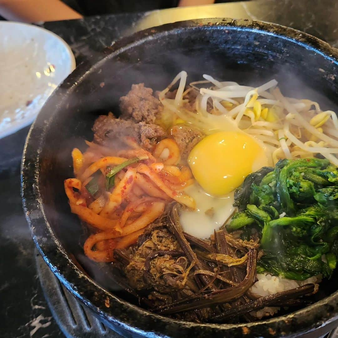 ピーターさんのインスタグラム写真 - (ピーターInstagram)「今日のlunchは、つんく♂さんと韓国料理屋 「ソウルガーデン」  つんく♂さんは…ホルモンたっぷりの激辛スープ。 ピーは…lunchの炊き込みご飯と、イシモチの焼き魚にスンドゥブ。  お互いに猫舌なので、なかなか食べれません(爆)  　　　　　　　　　慎之介拝  #ピーター  #池畑慎之介 #つんく♂ #ハワイ #韓国料理 #スンドゥブ #lunch #激辛」4月26日 17時27分 - oziba1952