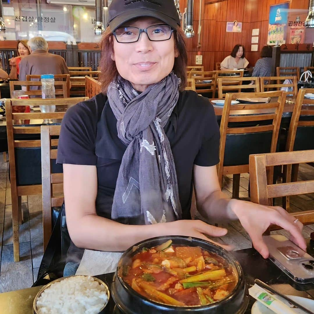 ピーターさんのインスタグラム写真 - (ピーターInstagram)「今日のlunchは、つんく♂さんと韓国料理屋 「ソウルガーデン」  つんく♂さんは…ホルモンたっぷりの激辛スープ。 ピーは…lunchの炊き込みご飯と、イシモチの焼き魚にスンドゥブ。  お互いに猫舌なので、なかなか食べれません(爆)  　　　　　　　　　慎之介拝  #ピーター  #池畑慎之介 #つんく♂ #ハワイ #韓国料理 #スンドゥブ #lunch #激辛」4月26日 17時27分 - oziba1952