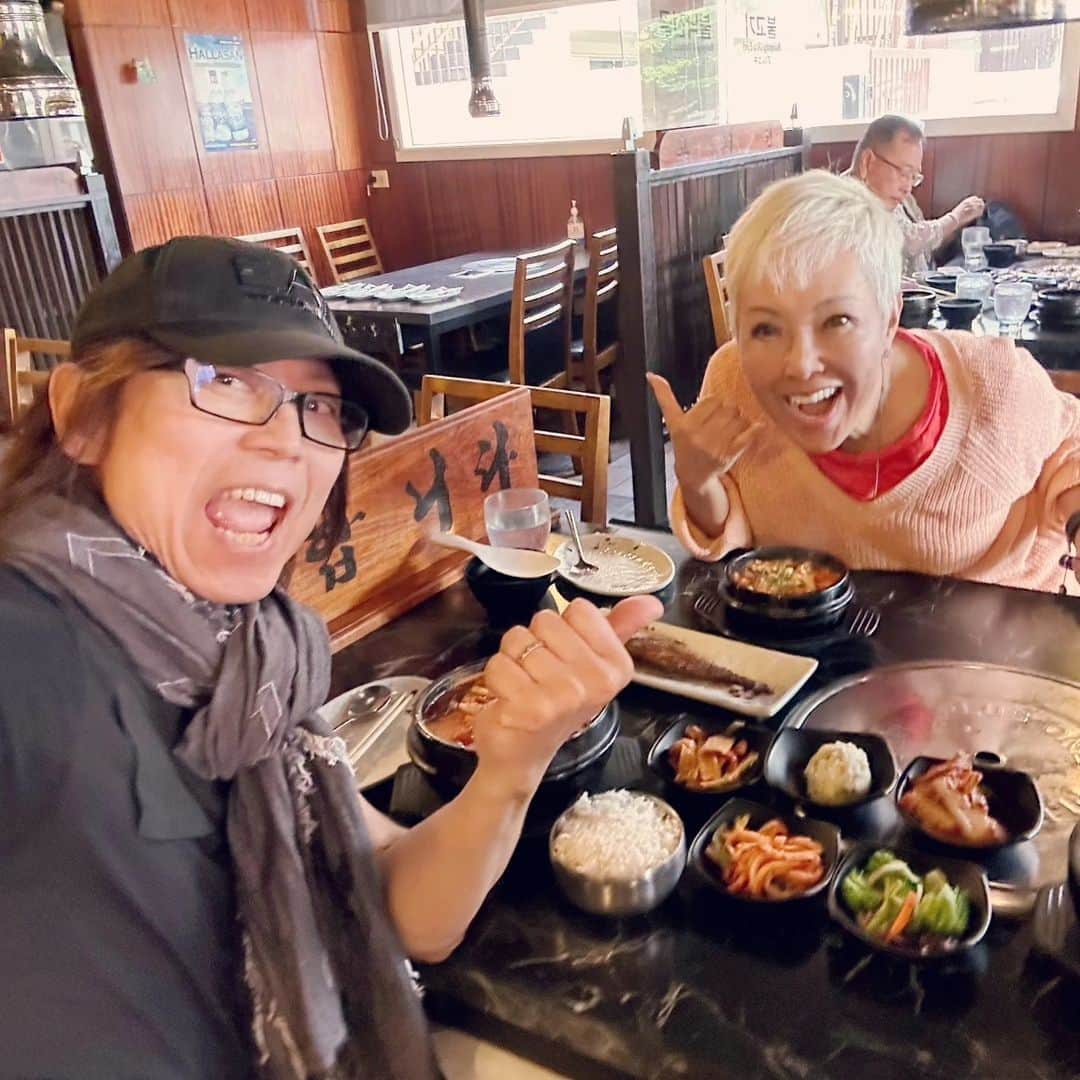 ピーターさんのインスタグラム写真 - (ピーターInstagram)「今日のlunchは、つんく♂さんと韓国料理屋 「ソウルガーデン」  つんく♂さんは…ホルモンたっぷりの激辛スープ。 ピーは…lunchの炊き込みご飯と、イシモチの焼き魚にスンドゥブ。  お互いに猫舌なので、なかなか食べれません(爆)  　　　　　　　　　慎之介拝  #ピーター  #池畑慎之介 #つんく♂ #ハワイ #韓国料理 #スンドゥブ #lunch #激辛」4月26日 17時27分 - oziba1952