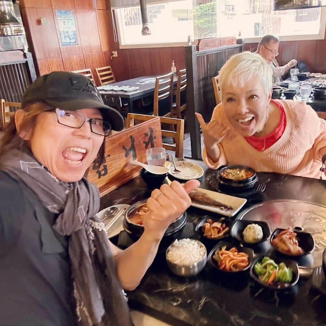 ピーターさんのインスタグラム写真 - (ピーターInstagram)「今日のlunchは、つんく♂さんと韓国料理屋 「ソウルガーデン」  つんく♂さんは…ホルモンたっぷりの激辛スープ。 ピーは…lunchの炊き込みご飯と、イシモチの焼き魚にスンドゥブ。  お互いに猫舌なので、なかなか食べれません(爆)  　　　　　　　　　慎之介拝  #ピーター  #池畑慎之介 #つんく♂ #ハワイ #韓国料理 #スンドゥブ #lunch #激辛」4月26日 17時27分 - oziba1952