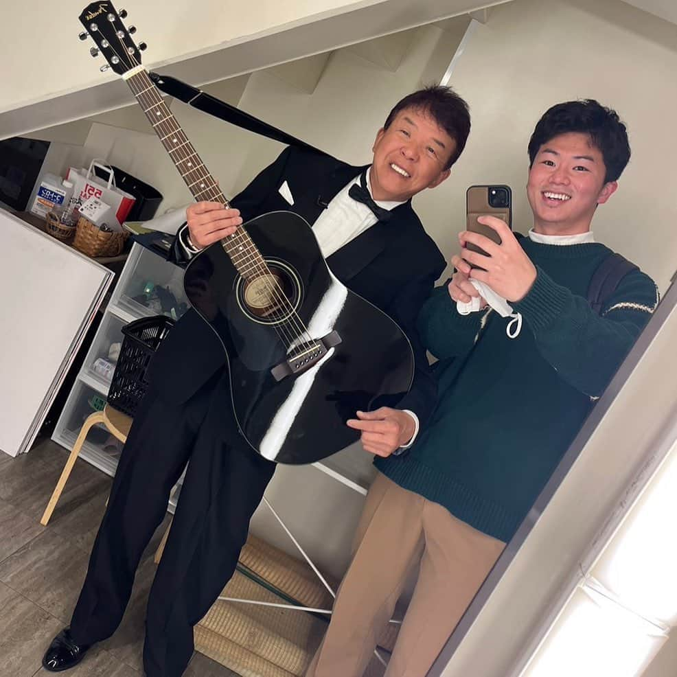 村上ショージさんのインスタグラム写真 - (村上ショージInstagram)「演歌芸人の二山くんと吉本にそんな部署あったんや^_^別荘にも来てくれてます♪頑張っていい歌に出会えたらいいね^_^頑張ってください^_^応援してあげてくださいね^_^」4月26日 17時29分 - murakamis0528