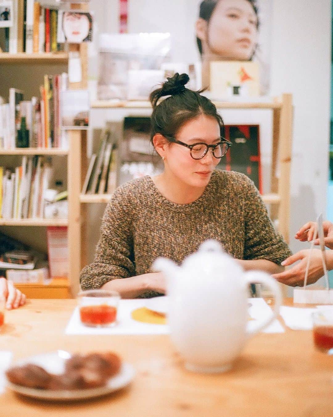 枝優花のインスタグラム：「別にわかってもらえなくていいよって諦めたフリするのも、生き抜くために必要な手段なんだけど、わかってもらおうと、怖い気持ち、なんとか奮い立たせ向き合ってみたら、案外この世界はやさしいのだと、知れることもあって、だから対話って救いだよ」