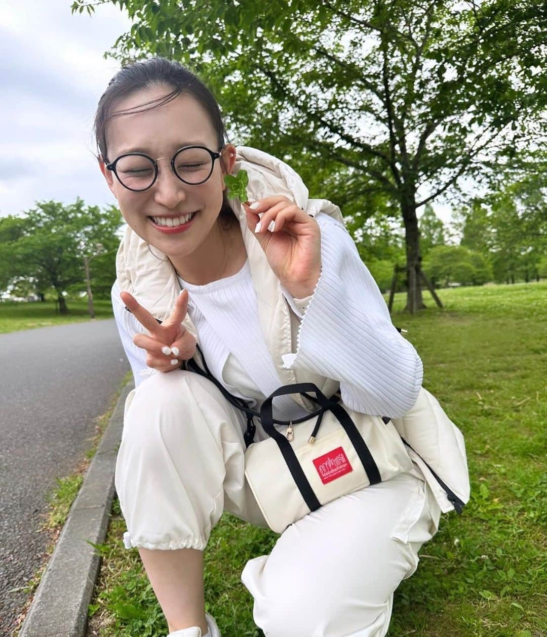 髙垣七瀬さんのインスタグラム写真 - (髙垣七瀬Instagram)「公園お散歩してて、 ふと足元みたらなんと四つ葉が🍀  急に幸せが降りかかってきたような気持ちになりました〜☺️☺️💗  ひさしぶりに四つ葉のクローバーに出会えたなあ！ ハッピーを皆さんにもお裾分け🫶🫶  大好きなネモフィラみてきていっぱい写真撮ってもらったので、小出しにして載せるね〜🙆‍♀️  明日もいい日になりますように❤️‍🔥  #happy #lucky #四つ葉 #クローバー #幸せ #公園 #散歩 ##舎人公園 #お団子ヘア #ダウン #白コーデ #instagram #インスタグラム #髙垣七瀬 #たかがきななせ #ootd  #nanasetakagaki #高垣七瀬 #explore #日本の風景 #日本 #japanese」4月26日 17時33分 - nanase_takagaki