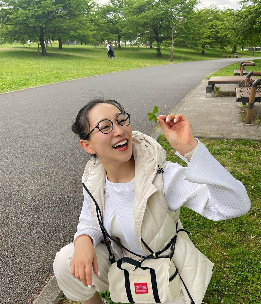 髙垣七瀬さんのインスタグラム写真 - (髙垣七瀬Instagram)「公園お散歩してて、 ふと足元みたらなんと四つ葉が🍀  急に幸せが降りかかってきたような気持ちになりました〜☺️☺️💗  ひさしぶりに四つ葉のクローバーに出会えたなあ！ ハッピーを皆さんにもお裾分け🫶🫶  大好きなネモフィラみてきていっぱい写真撮ってもらったので、小出しにして載せるね〜🙆‍♀️  明日もいい日になりますように❤️‍🔥  #happy #lucky #四つ葉 #クローバー #幸せ #公園 #散歩 ##舎人公園 #お団子ヘア #ダウン #白コーデ #instagram #インスタグラム #髙垣七瀬 #たかがきななせ #ootd  #nanasetakagaki #高垣七瀬 #explore #日本の風景 #日本 #japanese」4月26日 17時33分 - nanase_takagaki