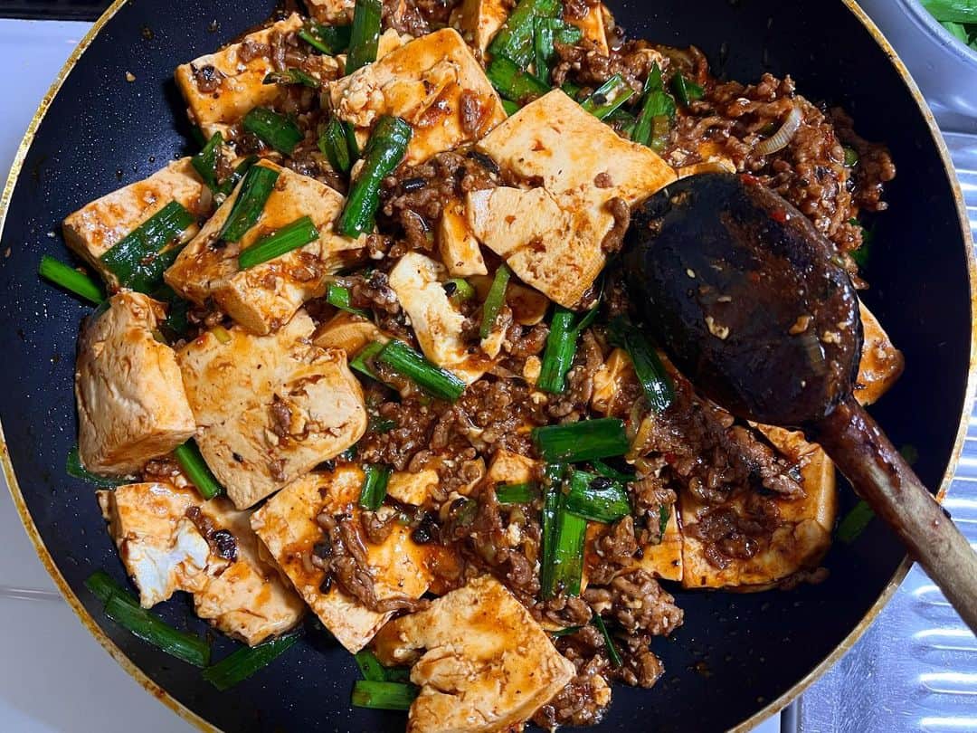 Rocoのインスタグラム：「04.26 なんか辛い麻婆豆腐が食べたくて適当量の豆豉ニンニク生姜ねぎ刻んで豆板醤ひき肉炒め豆腐入れ炒め煮、ニラを入れオイスターソースで味を整えて。ニラが余ったのでかき玉汁に、あとは春キャベツ蒸したのにオリーブオイルと　#魚しょうゆ　かげ、炊き立てごはん。本日の　#rocoごはん 。  #おうちごはん#晩ごはん#麻婆豆腐」