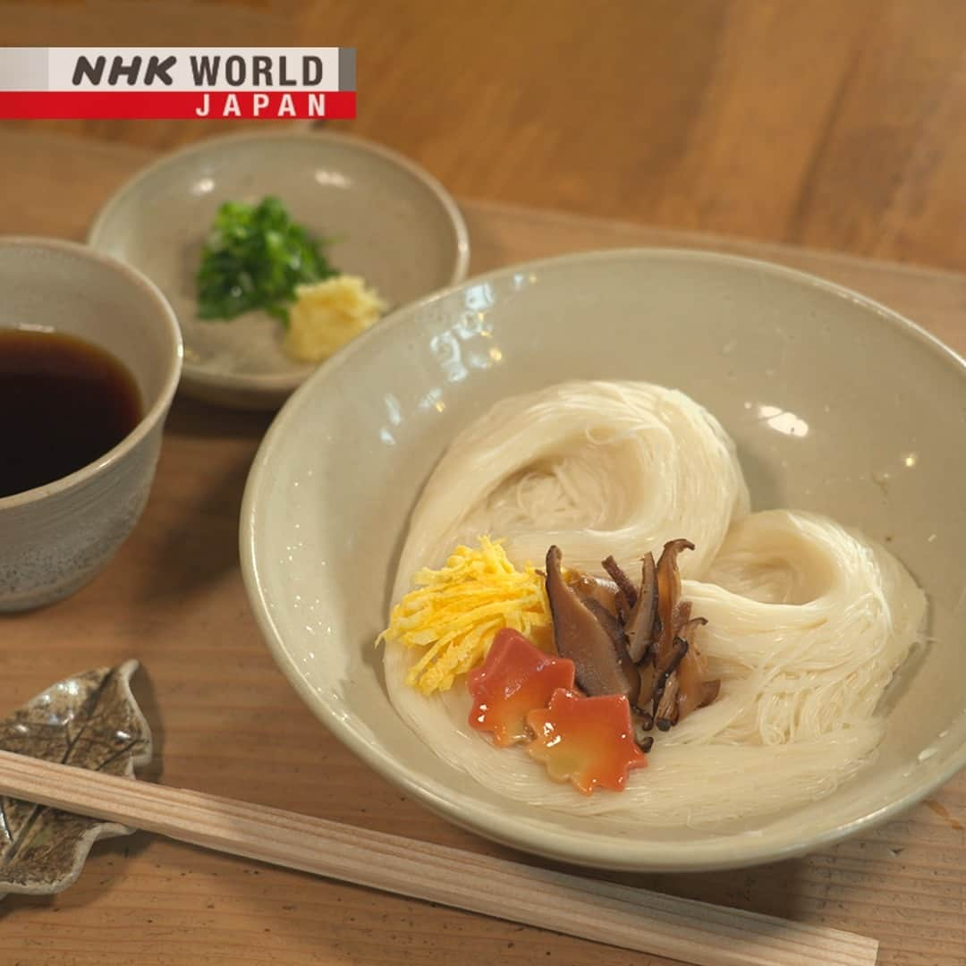 NHK「WORLD-JAPAN」さんのインスタグラム写真 - (NHK「WORLD-JAPAN」Instagram)「Do you know what these are?💭 Traditional Japanese somen noodles hanging out to dry. To be labeled ‘somen’, the noodles must be less than 1.3 mm thick. The thinnest (kamisugi somen) are around 0.4mm with very few artisans having the skills to make them.🍜 Swipe for more.👆 . 👉 See the fascinating process of making thin and springy delicious somen noodles. Watch｜Trails to Oishii Tokyo: SOMEN｜Free On Demand｜NHK WORLD-JAPAN website.👀 . 👉Follow the link in our bio for more on the latest from Japan. . 👉If we’re on your Favorites list you won’t miss a post. . . #somen #素麺 #somennoodles #homare #odamaki #kamisugi #japanesenoodle #makingnoodles #noodleworship #japanesefood #japanesecuisine #noodles #japanesenoodles #nara #japan #nhkworldjapan」4月27日 6時00分 - nhkworldjapan