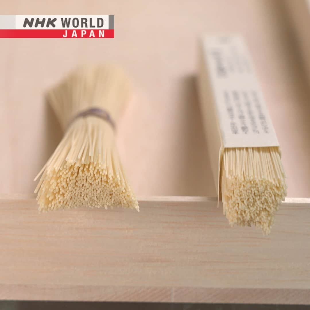 NHK「WORLD-JAPAN」さんのインスタグラム写真 - (NHK「WORLD-JAPAN」Instagram)「Do you know what these are?💭 Traditional Japanese somen noodles hanging out to dry. To be labeled ‘somen’, the noodles must be less than 1.3 mm thick. The thinnest (kamisugi somen) are around 0.4mm with very few artisans having the skills to make them.🍜 Swipe for more.👆 . 👉 See the fascinating process of making thin and springy delicious somen noodles. Watch｜Trails to Oishii Tokyo: SOMEN｜Free On Demand｜NHK WORLD-JAPAN website.👀 . 👉Follow the link in our bio for more on the latest from Japan. . 👉If we’re on your Favorites list you won’t miss a post. . . #somen #素麺 #somennoodles #homare #odamaki #kamisugi #japanesenoodle #makingnoodles #noodleworship #japanesefood #japanesecuisine #noodles #japanesenoodles #nara #japan #nhkworldjapan」4月27日 6時00分 - nhkworldjapan