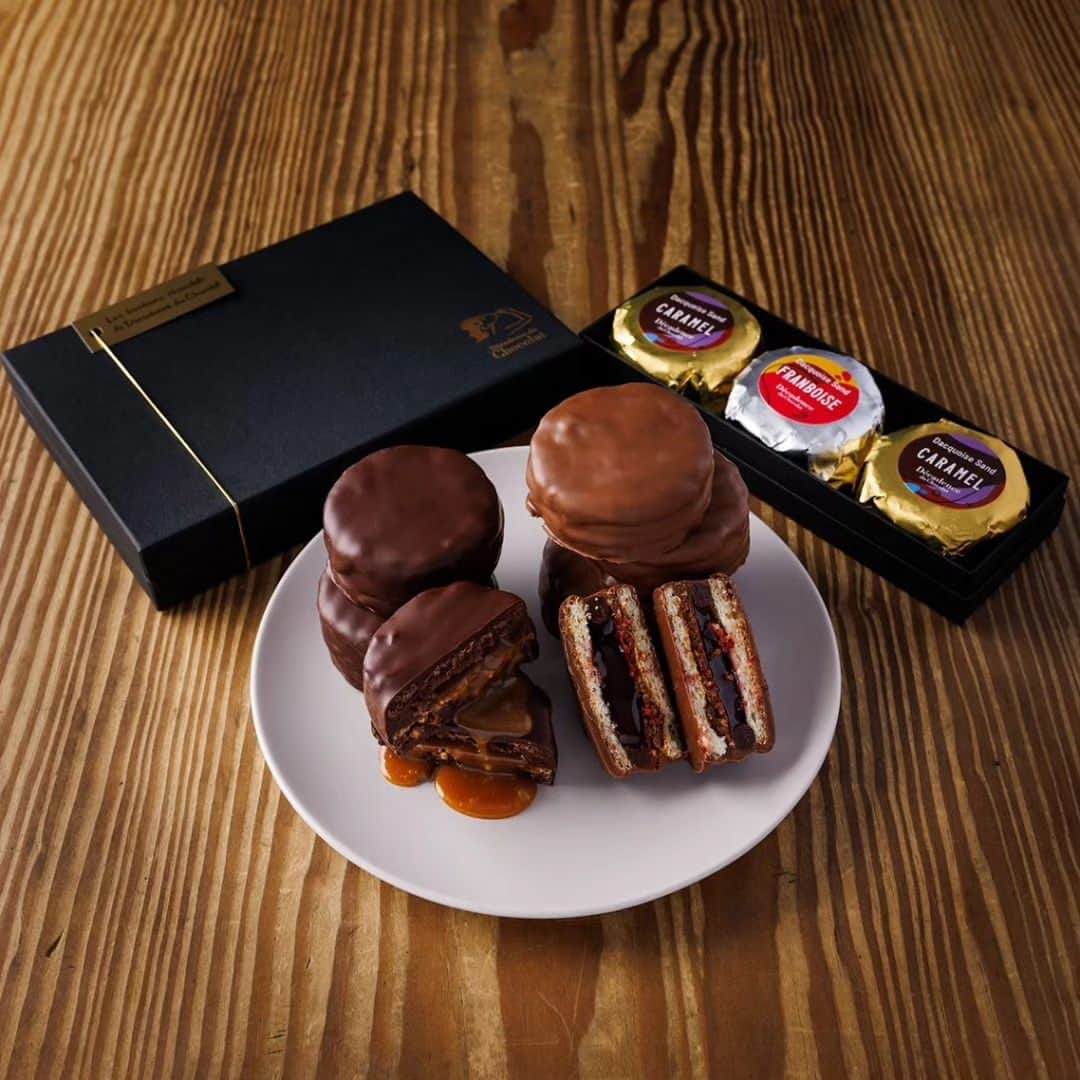 Decadence du Chocolatのインスタグラム：「《Mother's day》  数多くのお客様からご好評いただいております、デカダンスの人気商品「生チョコダックワーズサンド」。 甘酸っぱいフランボワーズ、ほんのり塩気が効いたプラリネキャラメルの二種類の味をご用意しております✨ 母の日のプレゼントにオススメの商品です💐  #デカダンスドュショコラ  #decadenceduchocolat  #母の日」