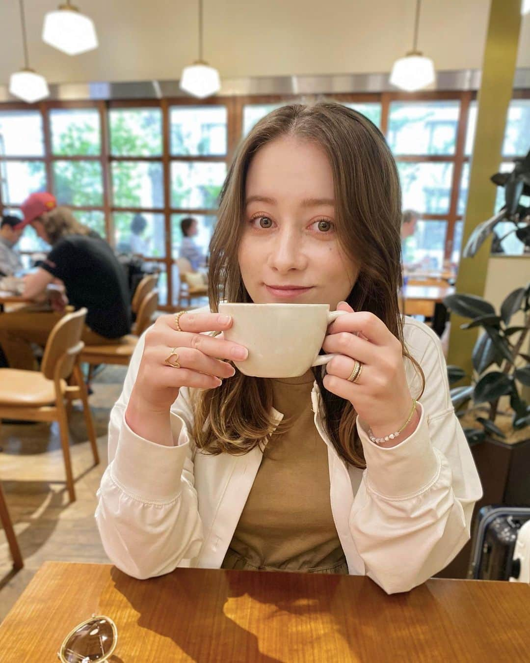 ドーキンズ英里奈さんのインスタグラム写真 - (ドーキンズ英里奈Instagram)「FUKUOKA Trip✈️  カフェ巡りまくり旅でした。笑  📍ホワイトグラスコーヒー 高い天井の店内は開放的でくつろげる〜 カフェラテでも豆が選べました☕️ タルトはしっとり系で美味しかった🥧  📍FUK COFFFEE 私はプリン🍮 固めで美味しかった♡  #博多カフェ #福岡カフェ #fukcoffee #whiteglasscoffee #whiteglasscoffeefukuoka」4月26日 17時39分 - erinadawkins