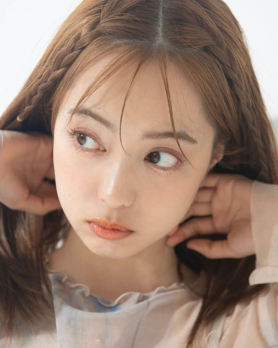 新関碧のインスタグラム：「久々の雨に喜んでいたのも束の間、、 低気圧がぁ😭 負けずに頑張りましょう、、  Hm @komatsu_kurumi  Ph @junichi_shimizu1978」