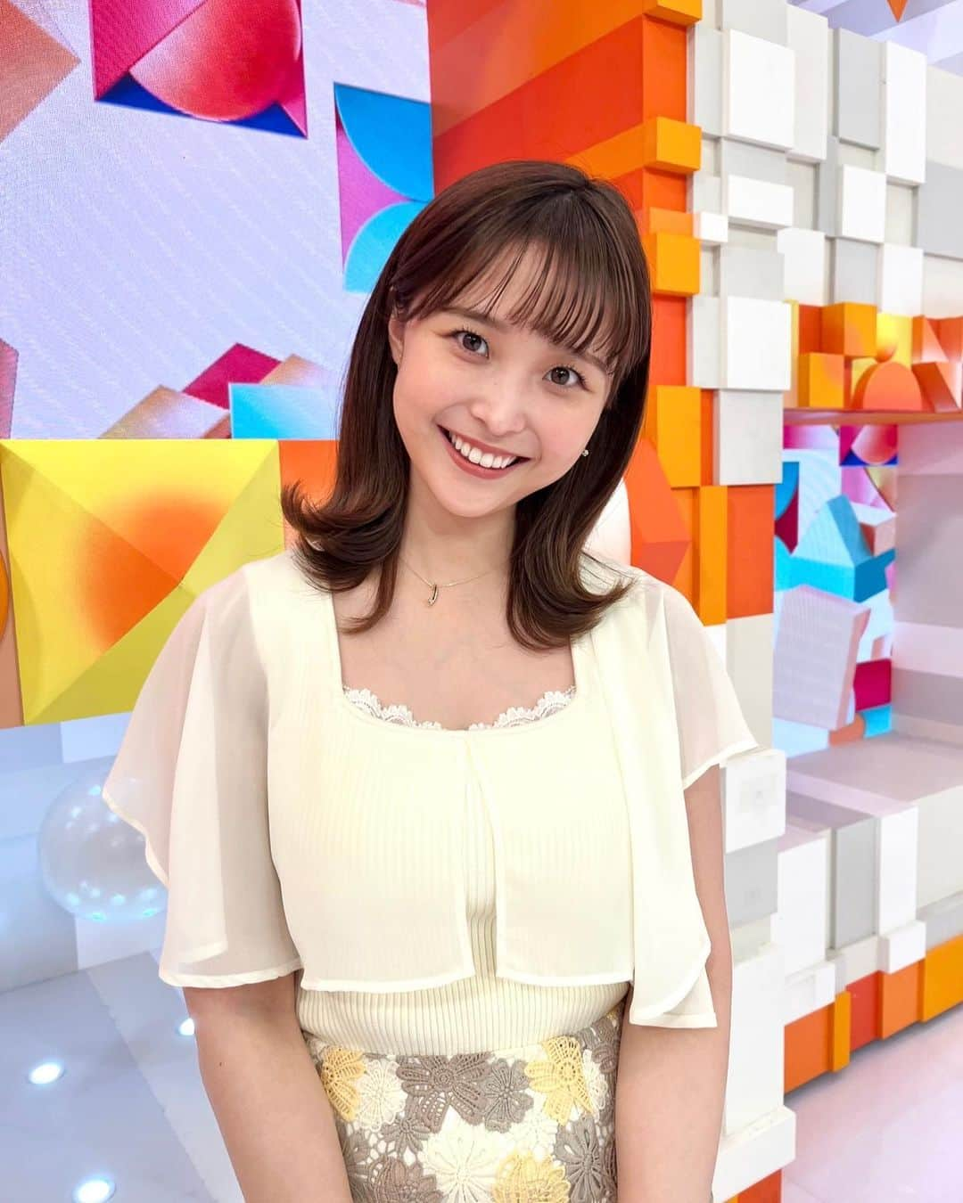 フジテレビ「めざましテレビ」さんのインスタグラム写真 - (フジテレビ「めざましテレビ」Instagram)「． 衣装の袖がどんどん短くなっていっています🤩 夏が近づいてきている気がします🌈  写真を撮る時、左の袖が上がったままでした❗️ 恥ずかしい...🫣  #めざましテレビ #渡邊渚」4月26日 17時42分 - mezamashi.tv