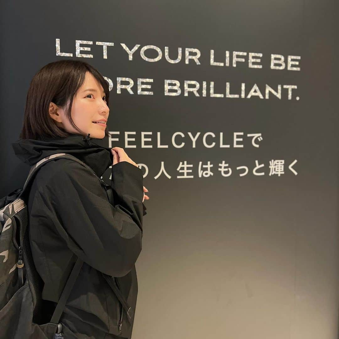 青山日和のインスタグラム：「前々から気になってた #feelcycle が京都河原町に オープンしたので体験会行ってきた件☺️ （サクッと撮ったから字に被ってる🥹） 　 思ってたよりハードというか 「全身使ってる〜〜」感強くて 新感覚だった😇 　 雰囲気的にイケイケな感じか？！ と思ってましたが お客さまの層も同年代とか少し上の方も多く これは定期的に続けるにはかなり良い気がする😽 　 梅田にもあるし 仕事終わりに通えるね🙌🏻 　 この日、朝から山登りしてたから 正直身体ボロボロだったけど 楽しめました💕 行ってよかった！ 　 @a.asuka.a ちゃん @darayunya ちゃん ありがとーーっ！！😇 　 #ダイエット #エアロバイク #筋肉痛やばい #楽しかった #ストレス発散 #フィットネス」