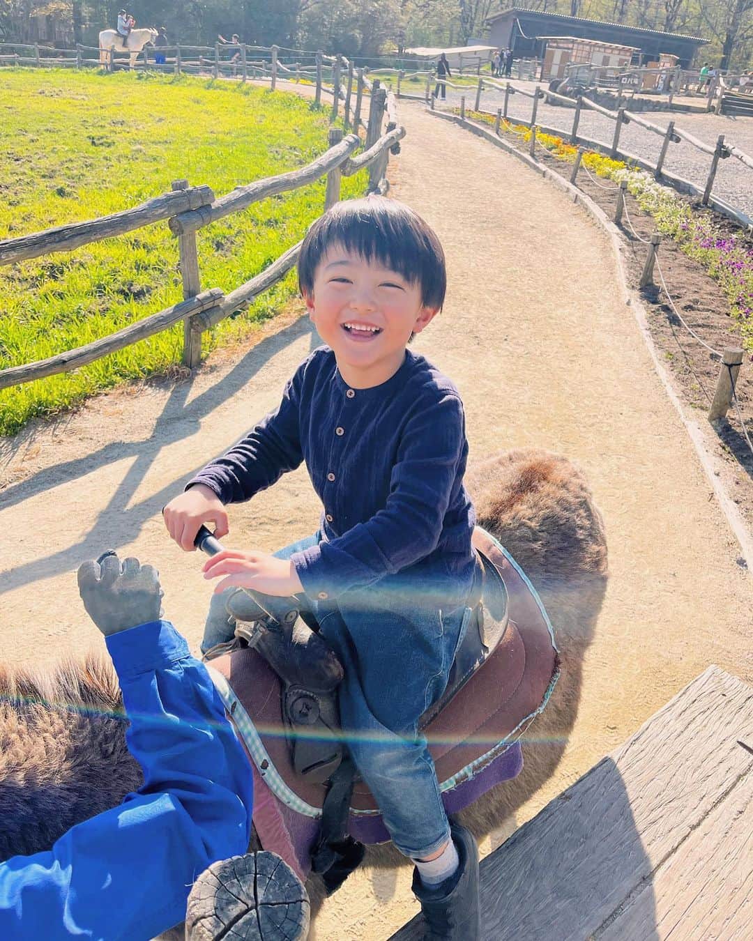 日下部ゆいこさんのインスタグラム写真 - (日下部ゆいこInstagram)「. . 那須の南ヶ丘牧場が とってもよかった話。 . 入場無料で 時期的なのか混んでいなくて たっぷり遊べました。 牧場でこんなに並ばずに 遊べたの初めて。 . . 写真は長男に乗っかられて 尻餅ついた瞬間。笑 . . #那須#那須観光#旅#旅行#家族旅行#男の子#男の子兄弟#4歳#1歳」4月26日 17時47分 - yuiko_kusakabe