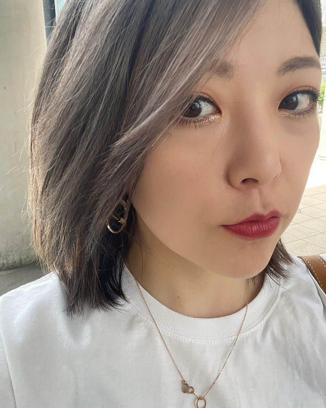 小川麻琴さんのインスタグラム写真 - (小川麻琴Instagram)「4月28日のイベントに向けて髪色を変えたよー🤭❤️  表面に出てる部分を新たにブリーチをして、シルバーアッシュをのせてもらいました✨  内側にはバレイヤージュのデザインが残ってるので、立体感がとっても良い感じ🤩  担当してくれる白井さん( @shutaro_shirai )は土台となるブリーチから細く丁寧に作っていってくれるので仕上がりがとにかく綺麗✨✨✨  仕上げのトリートメントで髪に潤いもいれてもらえたし、今回もとっても気に入ってます❤️  綺麗な髪色に仕上げてくださり、今回もありがとうございました😌✨  #バレイヤージュ #バレイヤージュカラー  #ハイライト  #シルバー  #アッシュグレー」4月26日 17時51分 - 1029_makoto