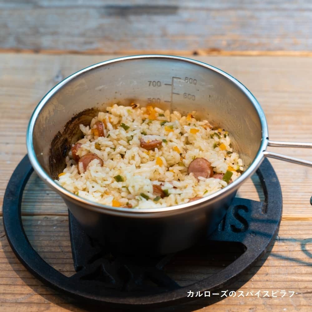 USAライス連合会さんのインスタグラム写真 - (USAライス連合会Instagram)「⛺万能シェラカップで作るおすすめカルローズごはん🍴  光や風を感じながら過ごす、外ごはんにこんなメニューはいかが？ 人気のキャンプアイテム『シェラカップ』で簡単に作れる、トルコの伝統的野菜料理「ドルマ」と「スパイスピラフ」。 アメリカ・ユタ州発祥のアウトドアカジュアルブランド『CHUMS』の田村勇馬シェフが教えてくれたレシピです。  💡ポイントは、食感・味わいが軽いのが特長のおコメ「 #カルローズ 」を使うこと！🍚 水に浸ける必要もなく、生米のまま茹でたり、炒めて煮たりして使えるので、失敗なし♪ぜひ試してみて！  ====================== 💚カルローズのドルマ💚 ====================== トルコ風ピーマンの肉詰め。カルローズを生のまま、しっかりと牛ひき肉と混ぜてあげることで、お肉の旨みがしっかりとカルローズが吸収し、お肉とスパイスの炊き込みご飯のようになります。  =========================== 💛カルローズのスパイスピラフ💛 =========================== とにかく簡単なピラフ。お米は炊かずに、具材を炒めてカルローズと一緒に茹でるだけなので、あっという間に出来上がります。さっぱりとしたお米なので、バターとの相性が抜群です。  🔻詳しくはプロフィール欄のURLからどうぞ @usa_rice_jp  . . #アウトドアに最適 #カルローズ米 #カルローズを茹でる #茹でるレシピ #お米を茹でる #カルローズライス #カリフォルニア米 #アメリカ米 #お米料理 #シェラカップで #外ごはん #アウトドアごはん #キャンプごはん #USAライス連合会」4月26日 17時51分 - usa_rice_jp