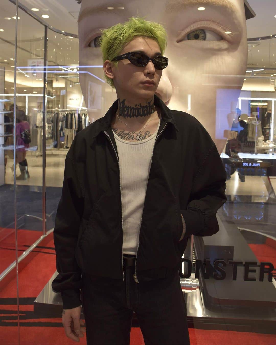 カワグチジンのインスタグラム：「大阪にジェントルモンスター実店舗が爆誕 行ってきました。  #大阪の個タク #住所入力しない #態度がデカい #目的地の500メートル手前で下ろしてくる #端数の40円くらいまけてくれる  @gentlemonster #GentleMonster #GentleMonsterJapan #GentleMonsterOsaka #ジェントルモンスター」