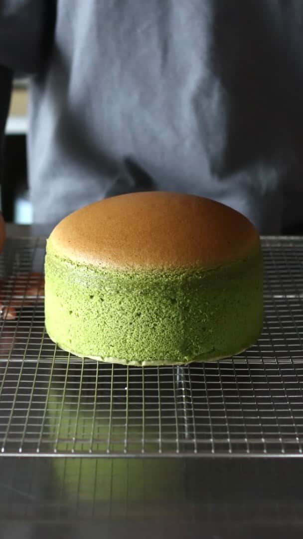 maiのインスタグラム：「The English recipe can be found in the "Guides" section(Plain Taiwanese Castella). The recipe for Matcha Taiwanese Castella is available in the  #ミルガトーレシピ集 (Japanese). ✿︎ ✿︎  2023年4月26日  🎶抹茶の台湾カステラ🎶  思いついたことがあって 久しぶりに焼きました。  なんてことないんだけど、 スフレチーズと同じように 焼き上がりの後、 オーブン庫内で20分ほど置いて 膨らみ切った生地が下がってきてから 型から出してみた、、、というだけ。  結果、、、 さすがに縮んだ後だから そこからさらに低くなることは無いけど  つまんなーい😅  プンプン大きいうちに 出してゆらゆらした方が 全然楽しいわね😸 ✿︎ ✿︎  レシピは #ミルガトーレシピ集 に。 プレーンのレシピは 「まとめ」にありますよ。 ✿︎ ✿︎  #台湾カステラ #抹茶スイーツ #お菓子教室 #ミルガトー」