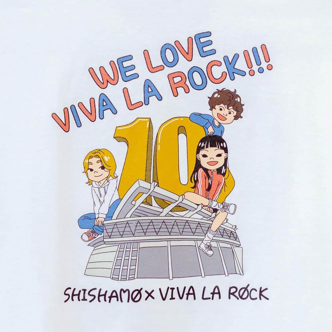 SHISHAMOさんのインスタグラム写真 - (SHISHAMOInstagram)「🎸㊗️W10周年記念!!! SHISHAMO×ビバラコラボT㊗️🎸  5/3(水･祝)出演の 「VIVA LA ROCK 2023」で限定販売する VIVA LA ROCKとSHISHAMO、 10周年同士のメモリアルなコラボTシャツです🎸  宮崎朝子描き下ろしのメモリアルなイラストが 背面に大きくプリントされた1枚🎨!!! 超レアな限定Tシャツ、是非ゲットしてください👀✔️  ※写真の着用サイズは、 松岡 Mサイズ 宮崎 Lサイズ 吉川 Mサイズ です。ぜひ参考にしてください✏️✔️  🎸W10周年記念!!! SHISHAMO×ビバラコラボT🎸 サイズ：S.M.L.XL ¥4,000  #shishamo」4月26日 18時02分 - shishamo_official