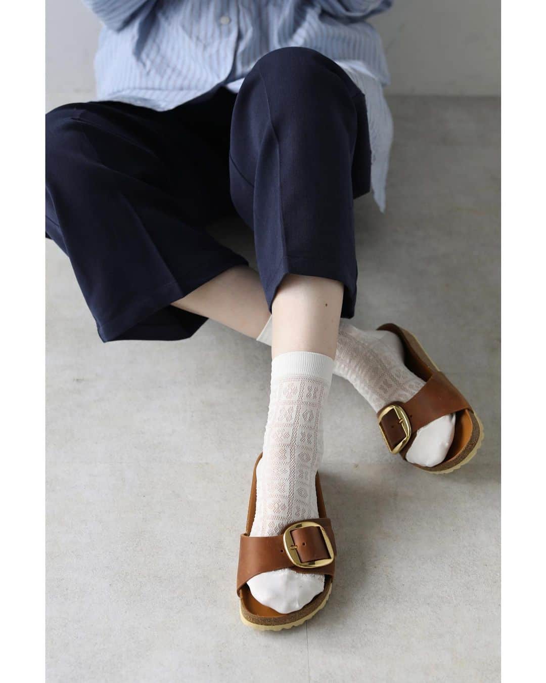靴下屋公式アカウント（tabio）さんのインスタグラム写真 - (靴下屋公式アカウント（tabio）Instagram)「. “ カラフル×メッシュで涼しくオシャレに “ 格子状のメッシュの中に 様々な形の模様を入れた涼し気なソックス。 ポリエステルならではの発色の良いカラーで サンダルと好相性です◎ ⁡ ▷リサイクルポリエステルメッシュショートソックス 021130108 ¥1,100 ⁡ #tabio#socks#sockstyle#socksoftheday#ootd#legfasion#レッグファッション#spring#春コーデ#大人コーデ#大人の足元#カラーソックス#メッシュ#リサイクルポリエステル#sdgs#エコ#サンダルに靴下」4月26日 18時03分 - tabio.jp