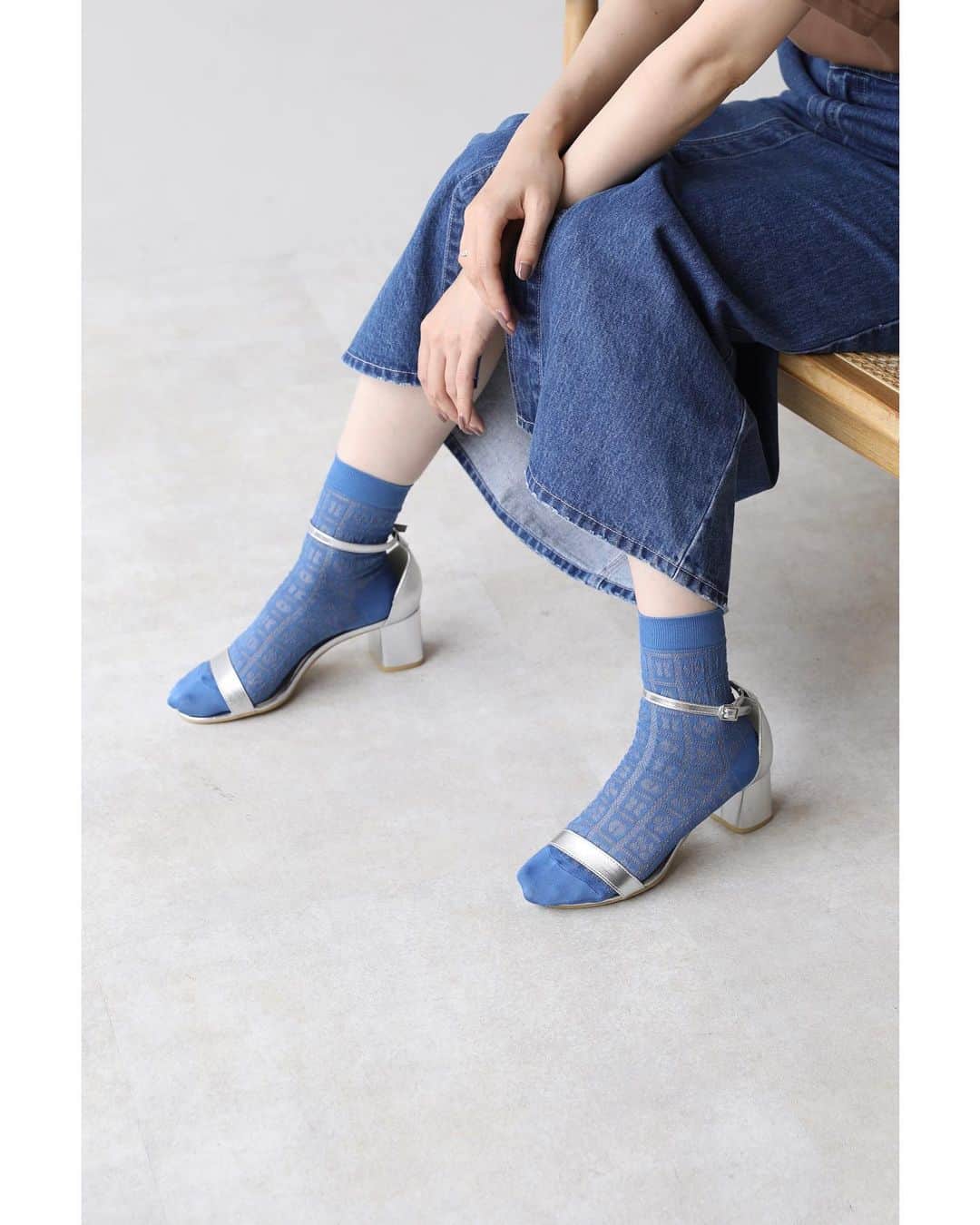 靴下屋公式アカウント（tabio）さんのインスタグラム写真 - (靴下屋公式アカウント（tabio）Instagram)「. “ カラフル×メッシュで涼しくオシャレに “ 格子状のメッシュの中に 様々な形の模様を入れた涼し気なソックス。 ポリエステルならではの発色の良いカラーで サンダルと好相性です◎ ⁡ ▷リサイクルポリエステルメッシュショートソックス 021130108 ¥1,100 ⁡ #tabio#socks#sockstyle#socksoftheday#ootd#legfasion#レッグファッション#spring#春コーデ#大人コーデ#大人の足元#カラーソックス#メッシュ#リサイクルポリエステル#sdgs#エコ#サンダルに靴下」4月26日 18時03分 - tabio.jp