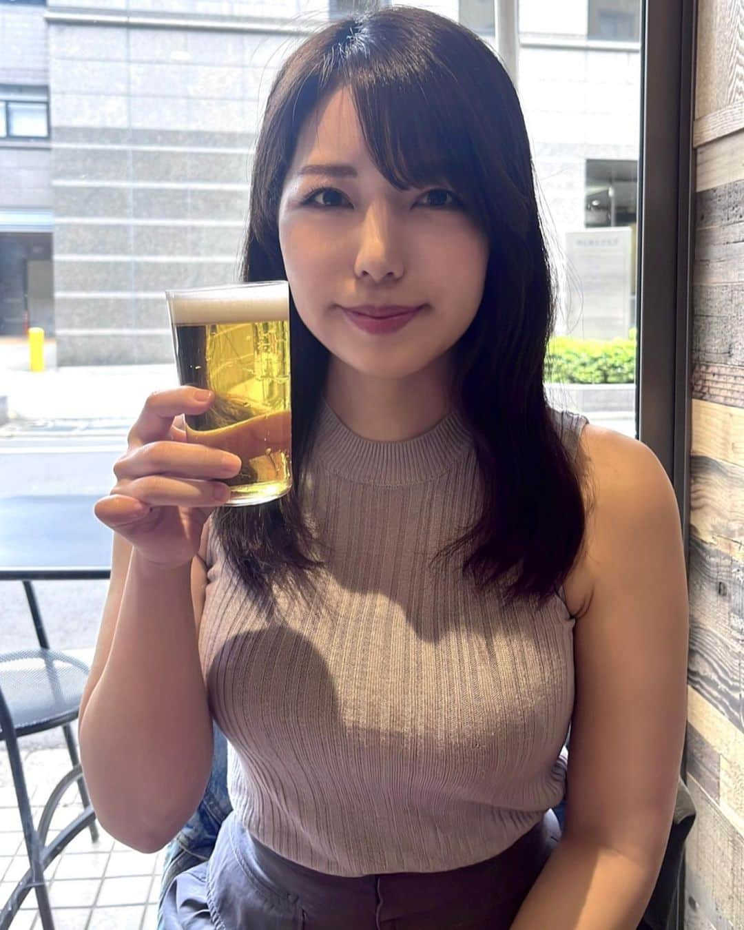 永岡怜子のインスタグラム：「お昼からビールが呑める幸せ🍻  そして安定の逆光😇 せっかく今年初のノースリーブニットだったのに。。。笑  私のイマイチ映えない歴史は  #私がインスタグラマーになれない理由   のタグで辿ってみてください👌🏻  .  恵比寿のTrattoria L'astroさん🍴  ランチコース2900円。 自家製フォッカチャとスープ、 生ハムやサラミ、サラダなどのプレート（お写真撮り忘れ） 自家製手打ちパスタが3品から選べて メインのお肉。 デザートはティラミスにコーヒーか紅茶がついてきて このお値段は破格…！  ランチビール、グラス赤ワインもいただきましたが それぞれ500円と良心的すぎました。  ランチという文化のすごさを改めて感じた 夜行性のひきこもりなのでした。。。  .  #永岡怜子 #酒乱のグルメ #たのしい隠居生活 #また水色着てる  #恵比寿ランチ #恵比寿イタリアン #昼呑み #昼ビール #ビール女子 #ビール部 #飲酒タグラム #酒スタグラム #逆光 #beerlovers #beerstagram」