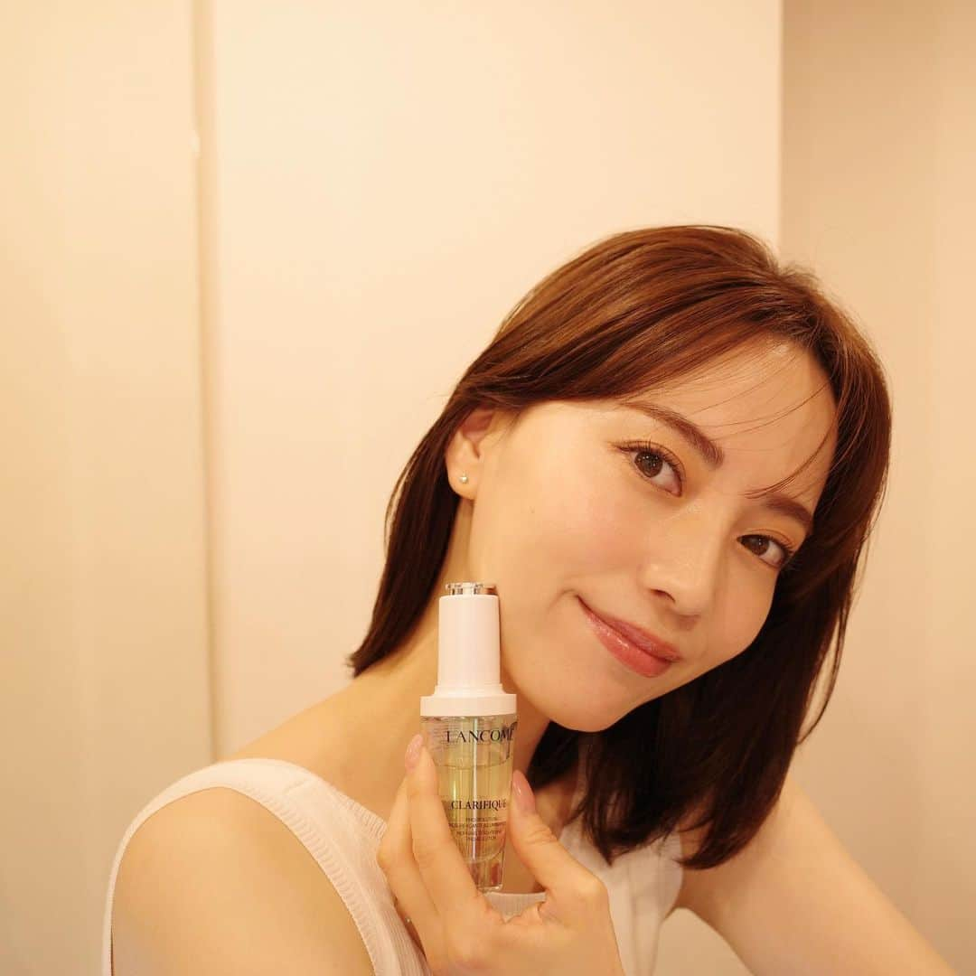 佐藤優里亜さんのインスタグラム写真 - (佐藤優里亜Instagram)「ランコムから発売された６つの承認効能をもつ美白美容液💎 クラリフィック ブライトニング セラム （医薬部外品） ・ 美白*1と言っても私達が目指すのはただ白くなりたいわけではなく、内側から出るみずみずしさのある透明感のある肌のこと。 肌に優しいPHAを使用していて、美白と角質ケアの両立も出来るみたい。 ・ 先進美容ウォーターピーリング着想で肌に優しく水分補給しながら、使うたび感じる輝きを。って紹介もあって、使ってみた時に、おっ！と感じた美容液。 ・ ６つの効果を1本で -シミ・そばかすを防ぐ*1 -肌にうるおいを与える -肌をなめらかに整える -にきびを防ぐ -油分バランスを整える -皮膚を保護する ・ 日本で開発されたフォーミュラというのも嬉しい✨ 透明感を底上げしたい人に是非使ってほしい一本。  使い続けてからランコムのスキンスクリーンで肌の状態を計測したら、自分の肌の透明度がわかる！ どこを更にケアしたらいいかもわかってとてもよかった🤍 １本使い終わった後に数値上がっているか確かめるのも楽しみ！  *1メラニンの生成を抑え、シミ・そばかすを防ぐ。  #クラリフィックブライトニングセラム #ランコム美白美容液 #ランコム #PR #ランコムGIFT」4月26日 17時59分 - yuriang_