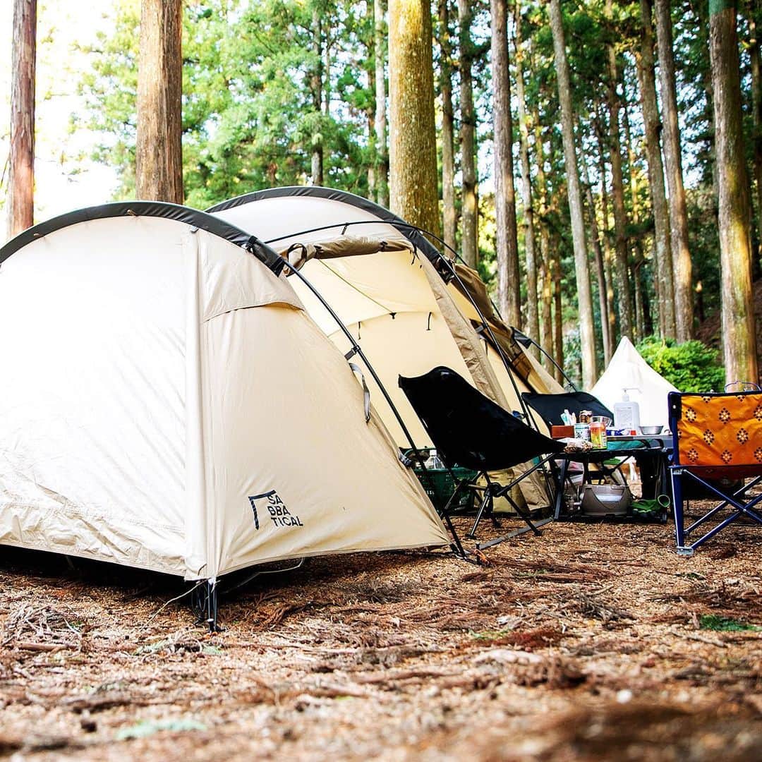 キャンプ情報サイト［ランタン］のインスタグラム：「CAMP SMILE STYLE ／ 大切なキャンプギアに囲まれアウトドアを満喫。 仲間と飲むキャンプ酒は最高 ＼ いろんなキャンパーのキャンプスタイルを現地取材と一般キャンパーからの投稿で数多く掲載してます。 . . 詳しくは @lantern.camp webサイトをご覧ください . . #camp #camping #camplife #outdoor #travel #trip #lantern_smile #キャンプ #キャンプ用品 #アウトドア #テント #自然 #旅行 #キャンプ初心者 #キャンプ好きな人と繋がりたい #アウトドア好きな人と繋がりたい #camper #外遊び #キャンプスタイル #かぶとの森テラス #グループキャンプ #グルキャン #SABBATICAL #サバティカル #焚き火台 #TentFactory #テントファクトリー #スチールワークス #レザークラフト」