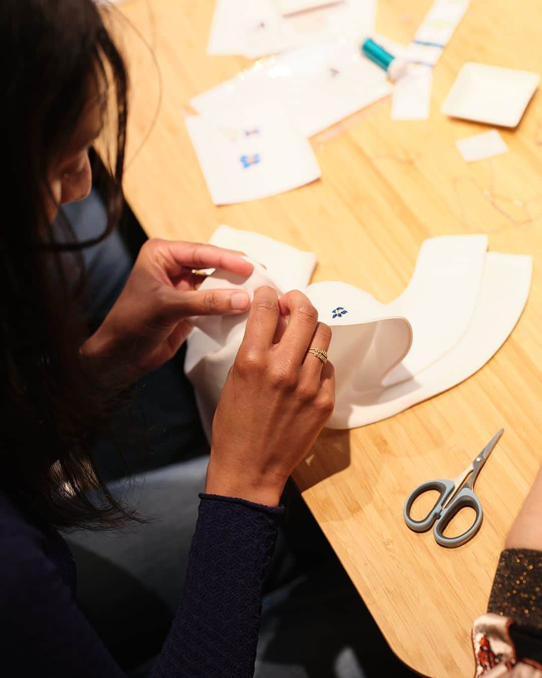 レネレイドさんのインスタグラム写真 - (レネレイドInstagram)「ATELIER BRODERIE 🦋 Le vendredi 31 mars a eu lieu un atelier broderie au sein de notre concept store ✨ Accompagnées par @helene.leberre , elles ont brodé une création imaginée par @helene.leberre inspirée de la collection Les Iris de Vincent 🌸 Chacune est repartie avec un col amovible personnalisé. - EMBROIDERY WORKSHOP 🦋 On Friday 31 marchan embroidery workshop took place in our concept store ✨ Accompanied by @helene.leberre , they embroidered a creation imagined by @helene.leberre inspired by the Vincent’s irises collection 🌸 Each of them left with a personalised removable collar. - #Lesnereides #Lesnereidesparis #Costumejewellery #Frenchjewellery #Creativejewellery #Handenamelling #embroidery #workshop #broderie #iris #vincentvangogh」4月26日 18時00分 - lesnereidesparis