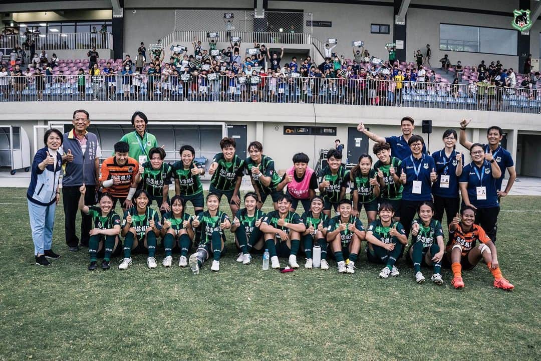 若林美里のインスタグラム：「* 2023.04.22🇹🇼 今シーズンのリーグ開幕戦を、陽信を支える全ての人と共に勝利しました！  私達高雄陽信は、台湾女子サッカーのトップリーグに所属をしていますが、今まで有料試合を行ったことはありませんでした。 そしてこの日、高雄陽信の歴史上初の有料試合を開催し、観客動員数は、同日に行われた日本女子サッカーのWEリーグのある試合を上回る記録を打ち立てました。  この事実は、台湾サッカーの大きな可能性を秘めた新たな一歩であり、私自身も歴史を紡ぐ人として携われていることに喜びと感謝を抱きます。  私達は、これからも更なる進化を遂げることをお約束します！ 皆さま、今シーズンも高雄陽信をどうぞよろしくお願いします⚽️🤝✨  謝謝攝影師 @mingso98  @kaohsiung_sunny_official   #台湾 #高雄 #柏文健康事業 #健身工廠 #陽信銀行 #ATHLETA #博田國際醫院 #東嚮精密股份有限公司 #高雄陽信女足 #台湾サッカー #女子サッカー #若林美里 #謝謝 #足球 #taiwan #2023台灣木蘭足球聯賽 #2023MULAN」
