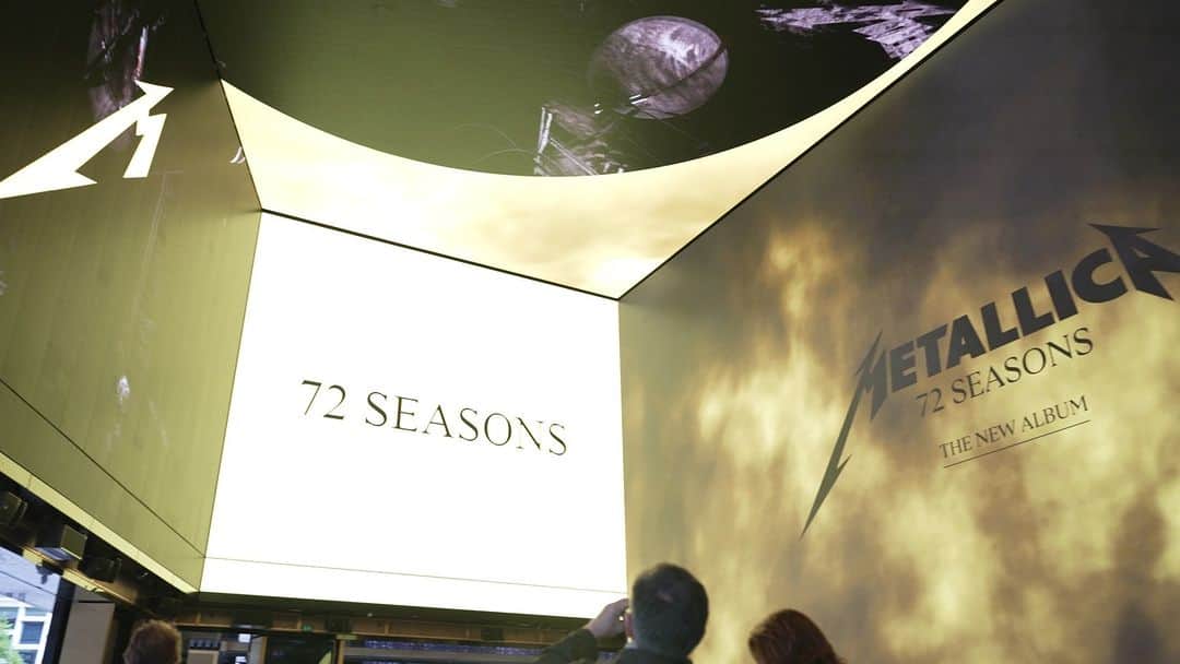メタリカのインスタグラム：「More from London's #72Seasons release day festivities. 👀 Check out @outernetglobal's immersive takeover! #outernetlondon」