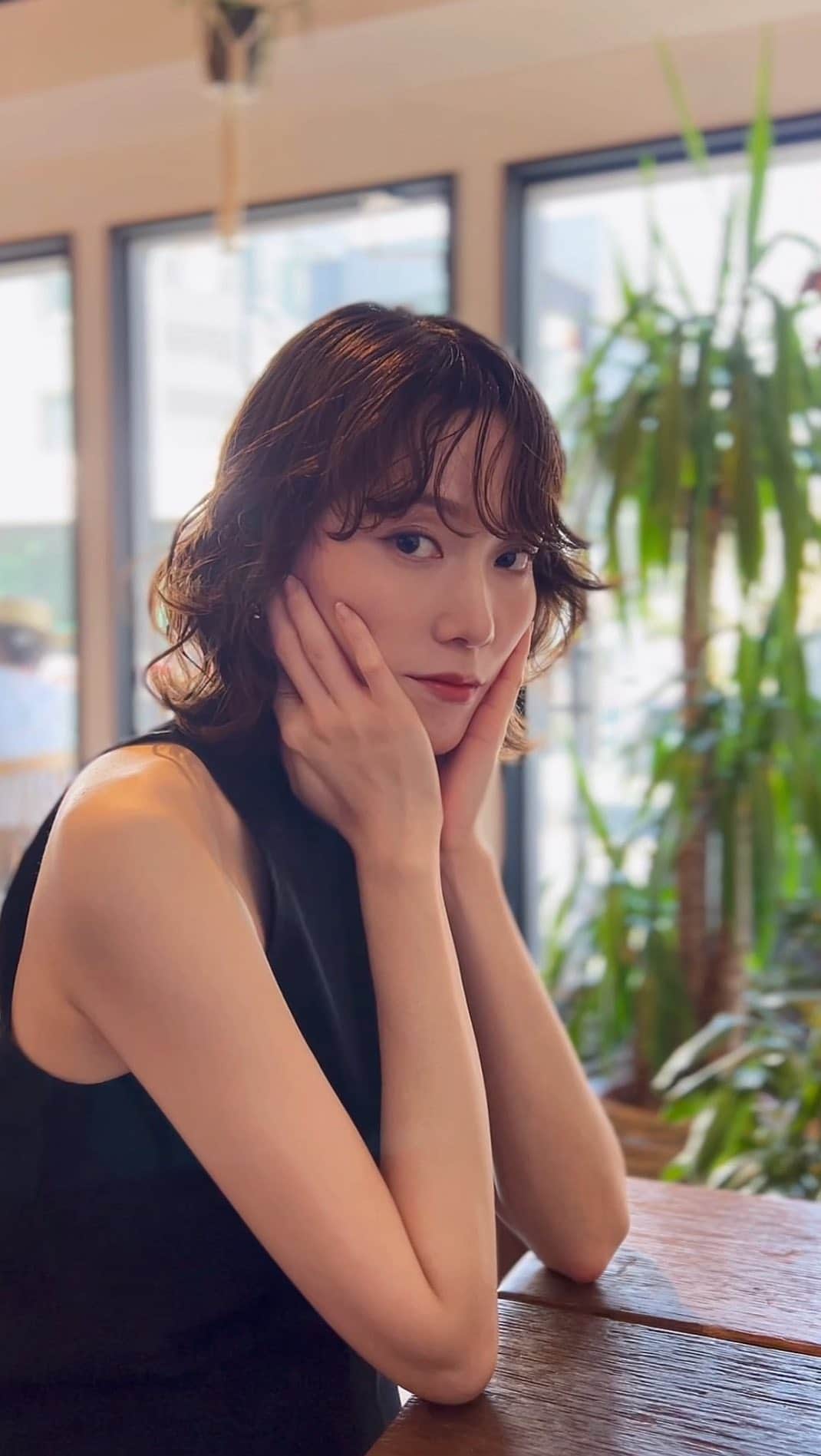 のインスタグラム：「…♥  ✿ 𝑪𝑰𝑵𝑪𝑶 𝑽𝑨𝑹𝑰𝑨𝑵𝑫 ✿  "𝒕𝒉𝒆 𝒆𝒔𝒔𝒆𝒏𝒄𝒆 𝒔𝒆𝒓𝒖𝒎" 30ml / ¥33.000 tax-in  販売から4日目の昨日、嬉しいことに 初回生産分𝑺𝑶𝑳𝑫 𝑶𝑼𝑻致しました…♥  手に取ってくださった皆様 本当にありがとうございます。  再販を希望する声、 美容液に関する質問や要望、 DMにてたくさん頂いています  もちろん再販準備は進めていきます！ そして頂いた質問には回答し、 ご要望は今後の参考にさせて頂いております🌼  再販の目処がたちましたら @wada_nana_official で伝えさせて頂きますので (数量限定にはなってしまいます🙏🏻)  今しばらくお待ちください…♥  和田奈々  (余談ですが動画は #お蕎麦  待ち中…笑) (また麺。麺大好き。笑 #麺スタグラム )  #cincovariand #skincare #essence #serum #スキンケア #エッセンス #セラム #ヒト臍帯血細胞順化培養液 #ヒト幹細胞培養液  #ナイアシンアミド #ヒアルロン酸 #肌質改善」