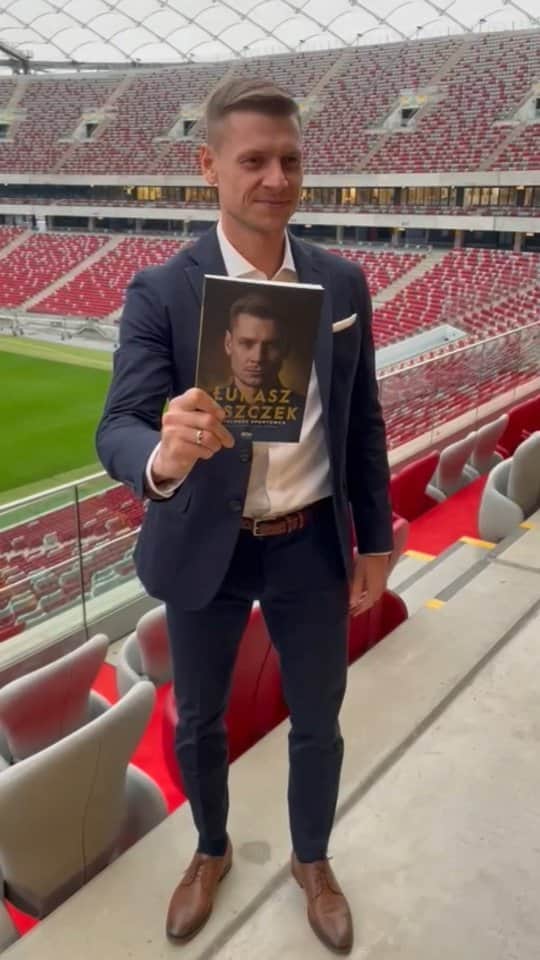 ウカシュ・ピシュチェクのインスタグラム：「We wtorek na @pgenarodowy miała miejsce premiera naszej książki z @kamil_wodka 📖 Dziękuję wszystkim obecnym za przybycie i krótkie rozmowy! To była przyjemność spotkać się z kibicami i to w tak wyjątkowym miejscu 🏟  #MentalnośćSportowca」