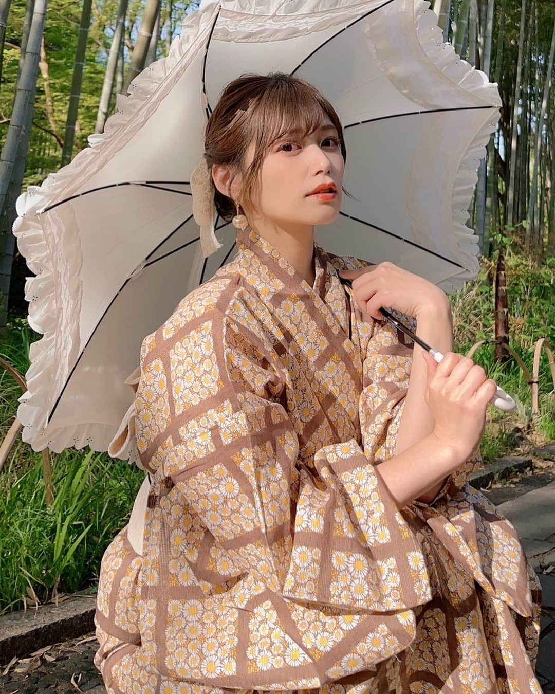 紺野ひかるさんのインスタグラム写真 - (紺野ひかるInstagram)「先日の写真集撮影オフショット📷´-  雨女発揮して急な大雨降や強風で色々と大変だったけど、 楽しくイメージ通りの撮影ができました♡ 皆さんのお手元に届くまであと2ヶ月。 楽しみに待っていてくれると嬉しいです🫶🏻」4月26日 18時04分 - konno_hikaru