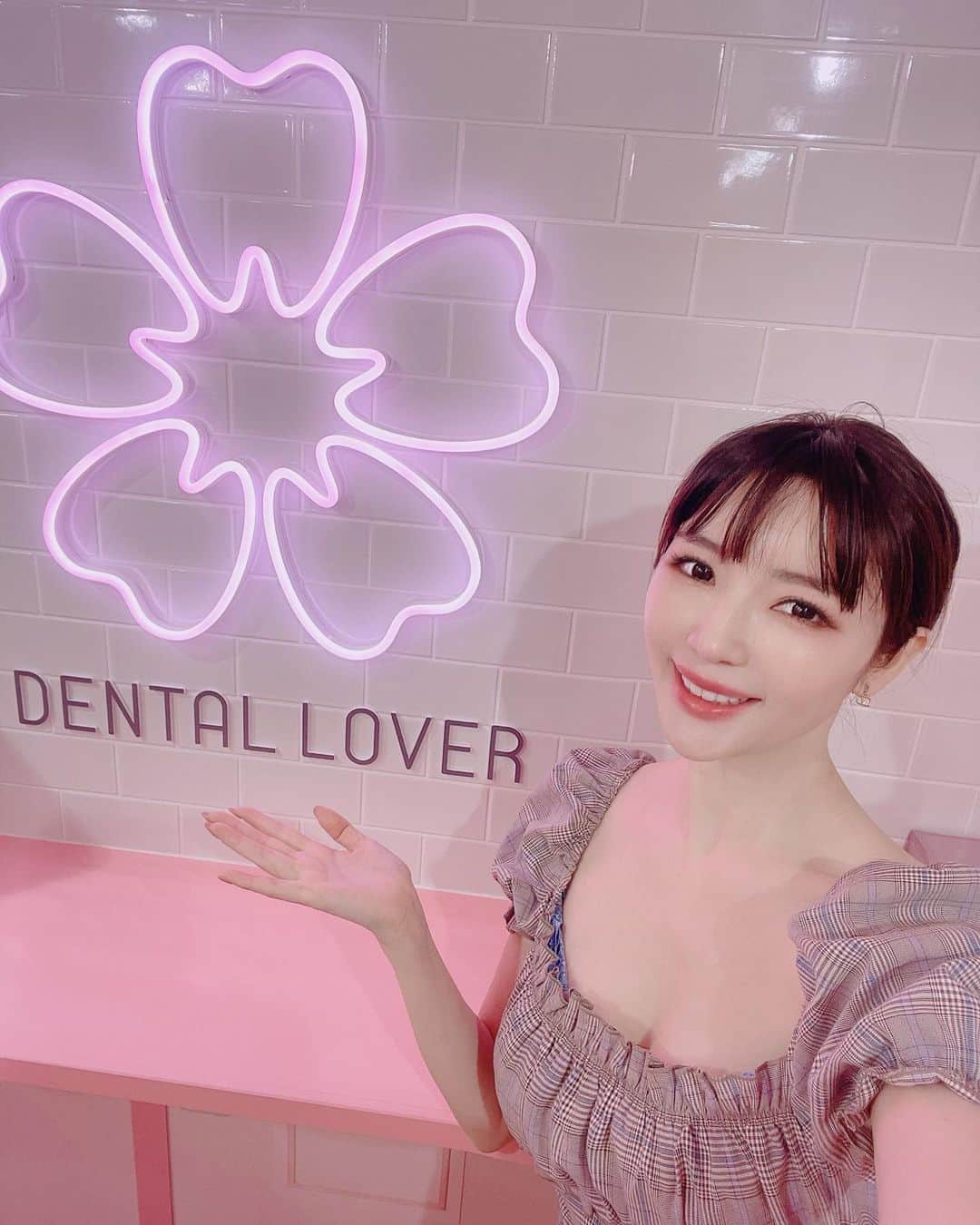森下悠里のインスタグラム：「お友達のオススメで♡ご近所にある @dentallover_ebisu  デンタルラバーさん行ってきました😉  全く痛みもなく、歯がすごく白くなっててびっくり！  口元って実はすごく見られてるから 歯はいつも綺麗な白さキープしたいよね😌」