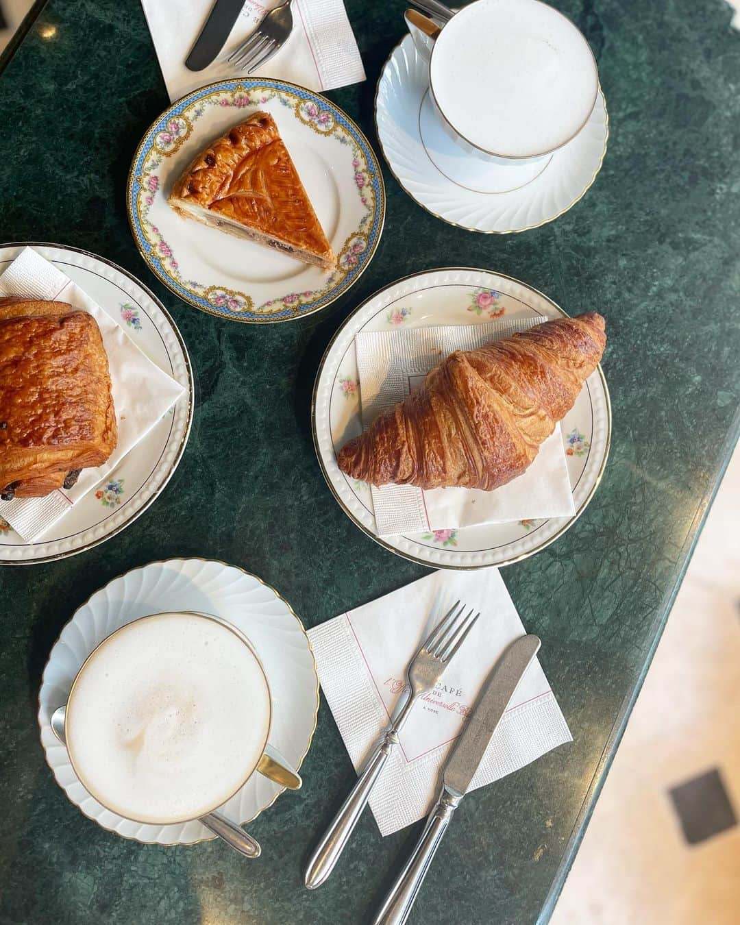 ハンナミのインスタグラム：「🥐✨☕️  @officine_universelle_buly cafe.」
