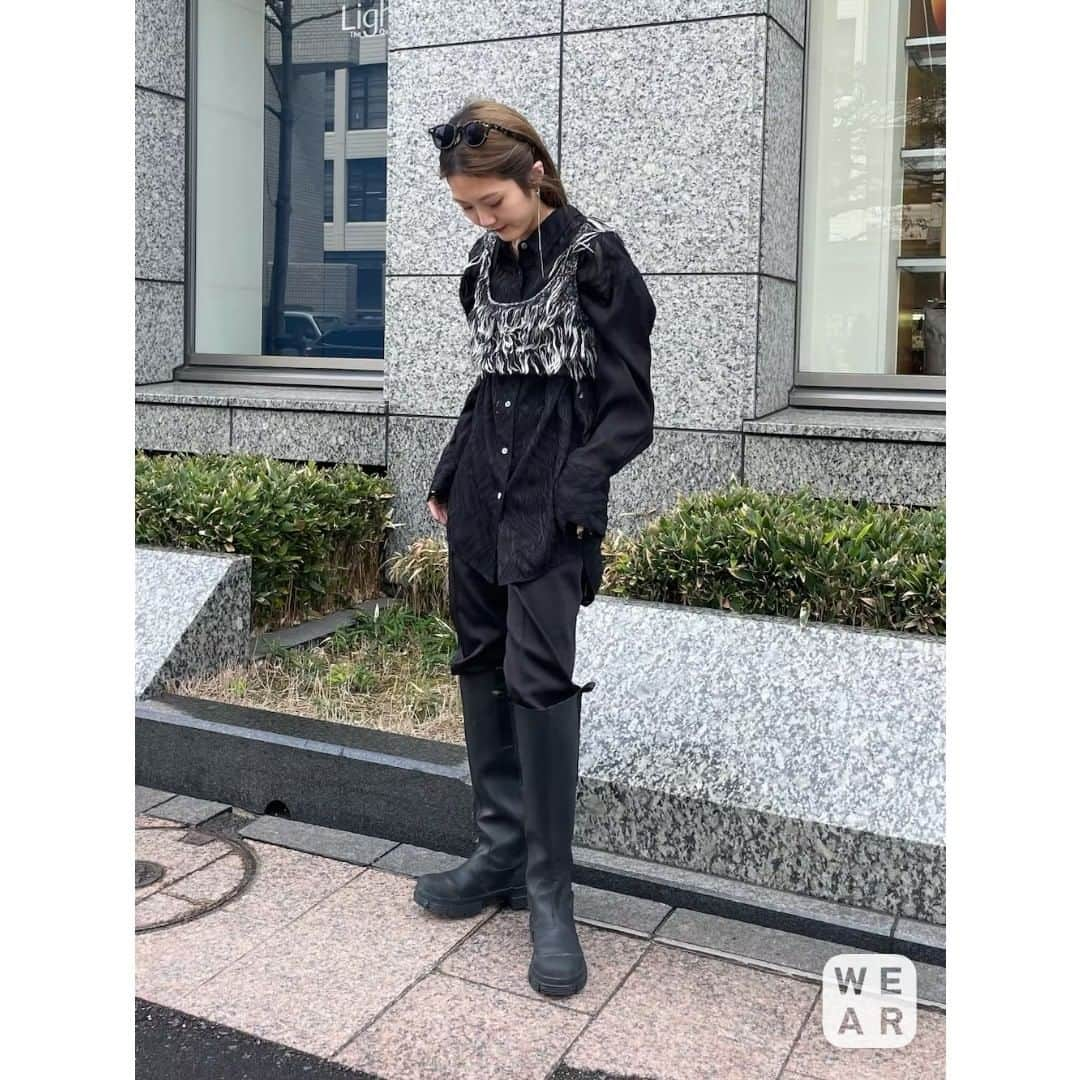 WEARさんのインスタグラム写真 - (WEARInstagram)「@wear_official では、トレンドのファッション情報をWEAR内のコーデと一緒に紹介！ ____________________________  今年トレンドが再熱しているビスチェのコーデを紹介❤  変わったデザインのビスチェを取り入れてみたり、ジャケットの上から合わせてみたりして、個性をプラスするのが今年っぽい着こなしのポイント✨✨  ぜひ、真似してコーディネートしてみてください🙌  WEARでも、「#ビスチェ」で検索すると、 他にも着こなしがたくさんチェックできます✅  コーディネートが気になったら「保存」をタップ☝ 【着用アイテムの詳細】はWEARアプリまたはウェブサイトで👀  如果你喜歡我們po的穿搭，請記得按"保存"喔☝ 【穿搭單品的詳情】可以透過WEAR應用或官網查看👀  ____________________________ #WEAR #ootd #outfit #fashion #コーデ #ブランドコーデ #淡色コーデ #高見えコーデ #インフルエンサー #春コーデ #春コーディネート #春服 #トレンドコーデ #着回しコーデ #デートコーデ #着こなし紹介 #大人カジュアル #きれいめカジュアル #ビスチェ #ビスチェコーデ #レイヤードコーデ」4月26日 18時04分 - wear_official