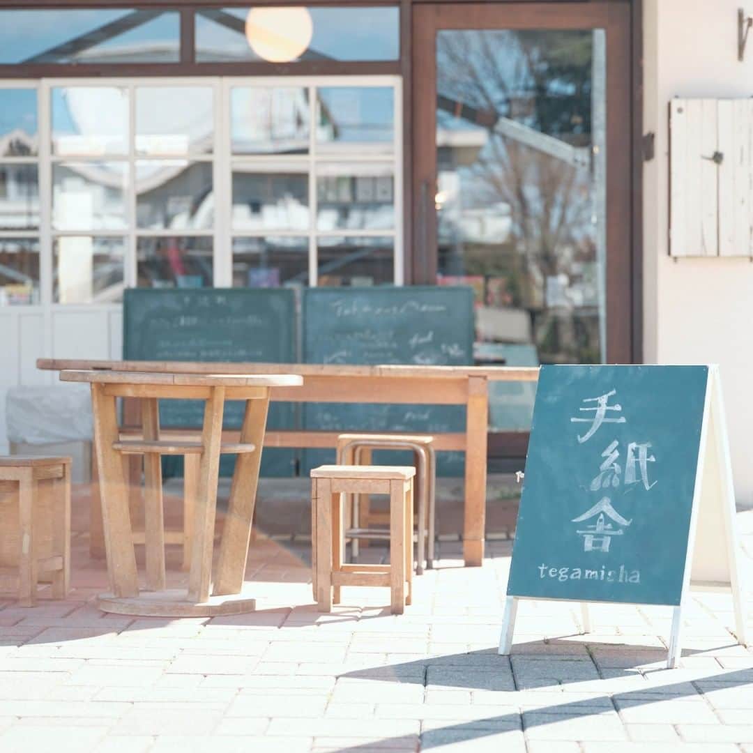 手紙社のインスタグラム：「手紙社では、正社員、アルバイトスタッフを募集いたします。コロナ禍が明けた未来にむけて、新たに体制を整えて進み続けて行きたいと考えております。しっかりと手紙社に入社の意志がある方のご応募をお待ちしています。  【募集職種】 1.編集部スタッフ（正社員／調布勤務） 2.編集部スタッフ（正社員／前橋勤務） 3.カフェスタッフ（正社員／調布勤務） 4.カフェスタッフ（正社員／松本勤務） 5.カフェスタッフ（アルバイト／調布勤務） 6.雑貨販売スタッフ（アルバイト／調布勤務） 7.商品フォトグラファー（正社員／前橋勤務） 8.商品フォトグラファー（アルバイト／前橋勤務）  【募集方法】 必要事項をご記入の上、メールにてご応募ください。  【募集締切】 2023年5月1日  詳しくは▶︎「手紙社公式webサイト」ニュース＆トピックス内「手紙社スタッフ募集のお知らせ【5月1日〆切】」へ  #手紙社 #手紙舎 #採用 #募集 #正社員 #アルバイト #スタッフ募集 #カフェ #コーヒー #カフェ求人 #飲食求人 #雑貨 #雑貨求人 #調布 #調布求人 #調布カフェ #松本 #松本求人 #松本カフェ #前橋 #前橋求人 #写真 #フォトグラファー」