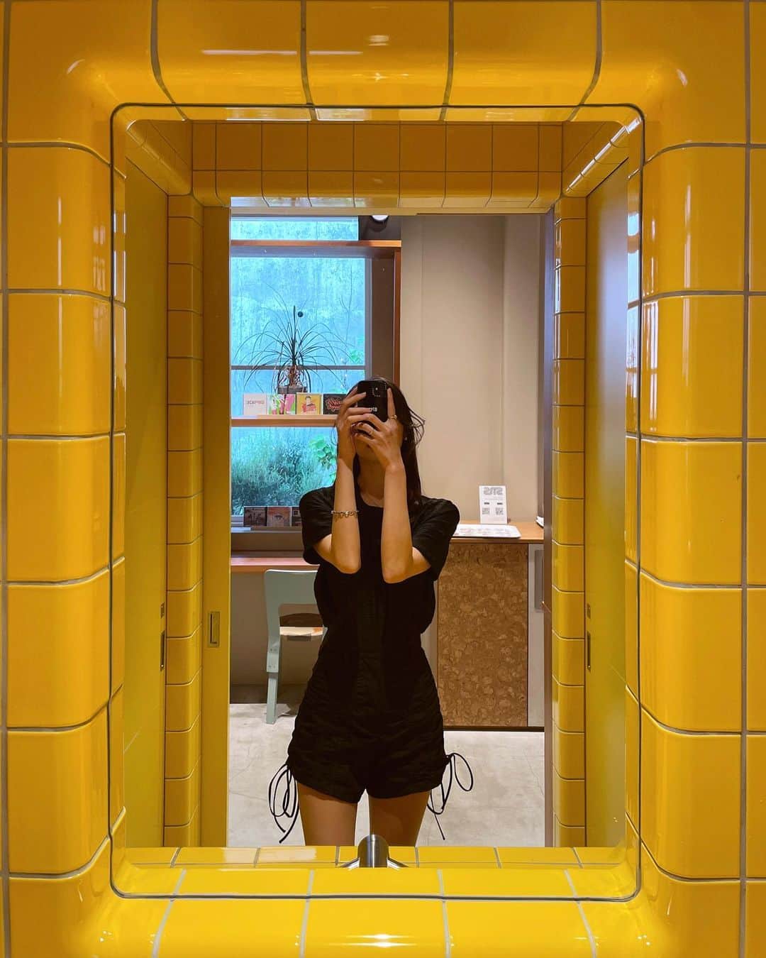 瀬名ひなののインスタグラム：「🐝💛  星沢とデートした日🍜 相変わらず話しやすくて面白くてあっという間だった🫶  誕生日プレゼントもいただいちゃいました🎁✨ ラメ入りのオイル！キラキラしててかわいい  TシャツはSHEIN (sku sw2205162152032963) うねうねしたデザインがカワイイ! 薄すぎず厚すぎずでどんな気温でも着れそう◎  #sheingals #sheinforall #sheinコーデ #ad #SHEINforAll #SHEIN #SHEINpartner  #今日のコーデ #OOTD @shein_japan @sheinofficial」