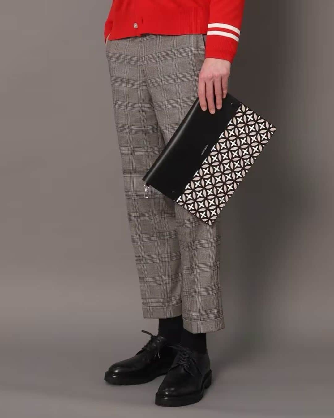 DRESSTERIOR_MEN_ドレステリアさんのインスタグラム写真 - (DRESSTERIOR_MEN_ドレステリアInstagram)「. ドレステリアのオリジナル柄、オーバーラップサークルを贅沢に使用したバッグ。 形の種類も豊富で、ご自身のライフスタイルに合わせて形をお選びいただけます。 全てのアイテムに環境にも優しいリサイクルレザーを使用。 リサイクルレザーは、皮革製品の生産過程で本来捨てられてしまう裁断後の端切れを集め、粉砕し固めたシートにPUコーティングを施して作られています。 そのため本革に近い風合いをもたせることを可能とした新時代の素材です。 更にコーティングによって撥水機能が加えられているので軽い雨なども弾く素材となっています。  こちらの商品はユニセックスでご使用いただけます✨  🏷 オーバーラップサークル リサイクルレザー スクエアトート ¥35,200(税込) 🏷 オーバーラップサークル リサイクルレザートート ¥35,200(税込) 🏷 オーバーラップサークル リサイクルレザー クラッチ ¥17,600(税込) 🏷 オーバーラップサークル リサイクルレザー ミニショルダー ¥19,800(税込)  #dressterior #ドレステリア ⁡ ⁡ ⁡  ⁡ ⁡ ⁡ ⁡ ------------------------------------------- ⁡ ▪️dressteriorオフィシャルアカウント @dressterior_official ⁡ ▪️メンズ用アカウント @dressterior_men」4月26日 18時06分 - dressterior_men
