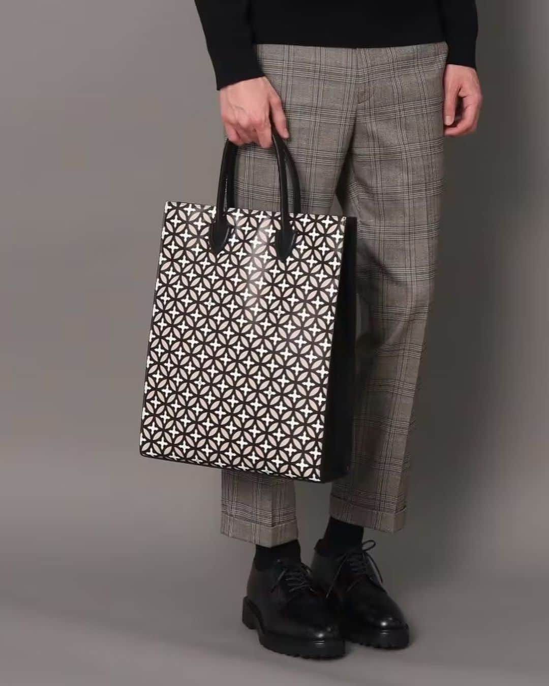 DRESSTERIOR_MEN_ドレステリアさんのインスタグラム写真 - (DRESSTERIOR_MEN_ドレステリアInstagram)「. ドレステリアのオリジナル柄、オーバーラップサークルを贅沢に使用したバッグ。 形の種類も豊富で、ご自身のライフスタイルに合わせて形をお選びいただけます。 全てのアイテムに環境にも優しいリサイクルレザーを使用。 リサイクルレザーは、皮革製品の生産過程で本来捨てられてしまう裁断後の端切れを集め、粉砕し固めたシートにPUコーティングを施して作られています。 そのため本革に近い風合いをもたせることを可能とした新時代の素材です。 更にコーティングによって撥水機能が加えられているので軽い雨なども弾く素材となっています。  こちらの商品はユニセックスでご使用いただけます✨  🏷 オーバーラップサークル リサイクルレザー スクエアトート ¥35,200(税込) 🏷 オーバーラップサークル リサイクルレザートート ¥35,200(税込) 🏷 オーバーラップサークル リサイクルレザー クラッチ ¥17,600(税込) 🏷 オーバーラップサークル リサイクルレザー ミニショルダー ¥19,800(税込)  #dressterior #ドレステリア ⁡ ⁡ ⁡  ⁡ ⁡ ⁡ ⁡ ------------------------------------------- ⁡ ▪️dressteriorオフィシャルアカウント @dressterior_official ⁡ ▪️メンズ用アカウント @dressterior_men」4月26日 18時06分 - dressterior_men