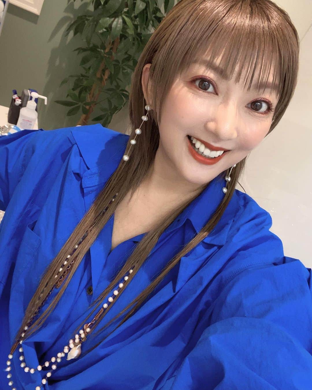 のインスタグラム：「・ @fino_jp さんが始動された 【HAIR TOUCH YOU　 のばせば届く。】プログラム✨  すべての方に、 その一日がより満たされ、 気持ちまでもが生まれ変わるような体験をお届けするために、  医療用ウィッグをとりまくすべての方を フィーノがつなぐプログラム  【HAIR TOUCH YOU のばせば届く。】  【HAIR TOUCH YOU】 “髪”を通してあなたの・私の感動が生まれ、  【のばせば届く】 今まで届けたくても届きにくかった、 ドネーションをした方々、 レシピエント、美容師や医療従事者の方々の想いを見える化し、 つないでいく仕組みを作る新しい社会貢献のカタチ。 (finoさんのHPより抜粋)  私はたまたま通っている美容院 @true_hairmake にて ヘアドネーションの事を知り　  過去2回 #ヘアドネーション  (髪の毛の寄付)を させていただいたのですが、  そんな私を見て 10歳の息子"ムネくん"も  「ムネもプレゼントする！ 中学校になったら校則で伸ばせないから今伸ばす！」と 現在 肩甲骨の下辺りまで せっせと頑張って伸ばし中です😄  取材を受けさせていただき よりヘアドネーションの事を知れてとてもうれしく、 色々考えを深める事ができました😌✨  ３、4枚目 現在 「finoオリジナルドネーションキット」を 無料配布中だそうです✨  ストーリーにリンクを貼らせていただきましたので ぜひ皆さまに読んでいただきたいです😆✨  #hairtouchyou  #伸ばせば届く  #ヘアドネーション  #haredonation  #医療用ウィッグ  #present  #gift   #衣装  #シャツワンピース  @millanni  #necklace  Donatella pellini 各お取り扱い @dressunreve  #specialthanks ♡」