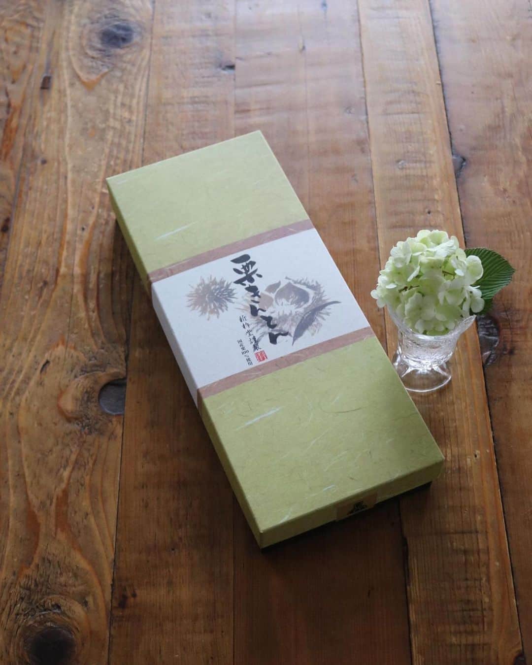 Shinkinedo Group inc.さんのインスタグラム写真 - (Shinkinedo Group inc.Instagram)「←プレゼント企画開催中🎁  季節感たっぷりのテーブル❤️ 素敵なおうちカフェ投稿を頂きました✨️ いつでもしっとりした、本物の栗きんとんが味わえるのはお取り寄せだからこそ！ 変わらぬ味をお楽しみください✨  #Repost @maichiku3 ・・・ 2023.4.15 ． ． 今日のおやつは岐阜県中津川 老舗栗専門店　@shinkinedo さんの栗きんとんをお試しさせていただきました。 栗と砂糖のみで炊き上げた栗きんとんは素材のよさがダイレクトに伝わる栗菓子で栗本来の自然な甘味が楽しめる素朴で優しい味わい♪ ． 新杵堂さんの栗きんとんは昭和23年創業時からの代表作でモンドセレクション3年連続金賞受賞✨ 国産栗100%、北海道の砂糖を使用、完全無添加で安心安全なのもうれしいポイントです♪ ．  熨斗・ギフト用に対応もしてくださるので贈り物にもオススメです。 ． ストーリーにもURLを載せておきますのでチェックしてみてね。 ． ． #新杵堂 #栗きんとん #スイーツ #お取り寄せスイーツ #お取り寄せギフト  #お取り寄せ  #お取り寄せグルメ  #お取り寄せお菓子  #栗きんとん #和菓子 #和菓子屋 #栗 #おうちカフェ #おうちごはんlover」4月26日 18時15分 - shinkinedo
